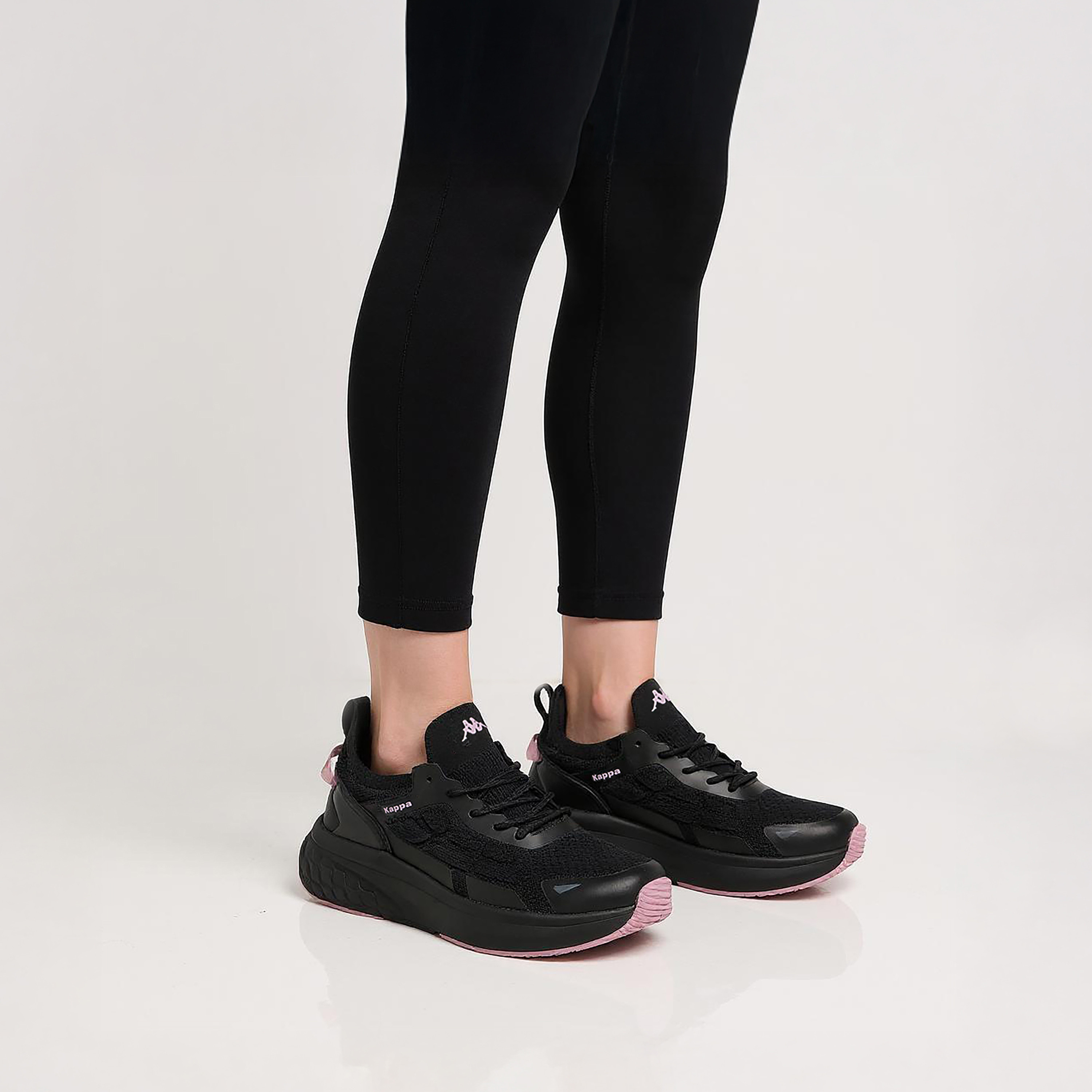 حذاء رياضي برباط إغلاق وطبعات شعار للنساء من كابا-women-shoes-sports-image-2