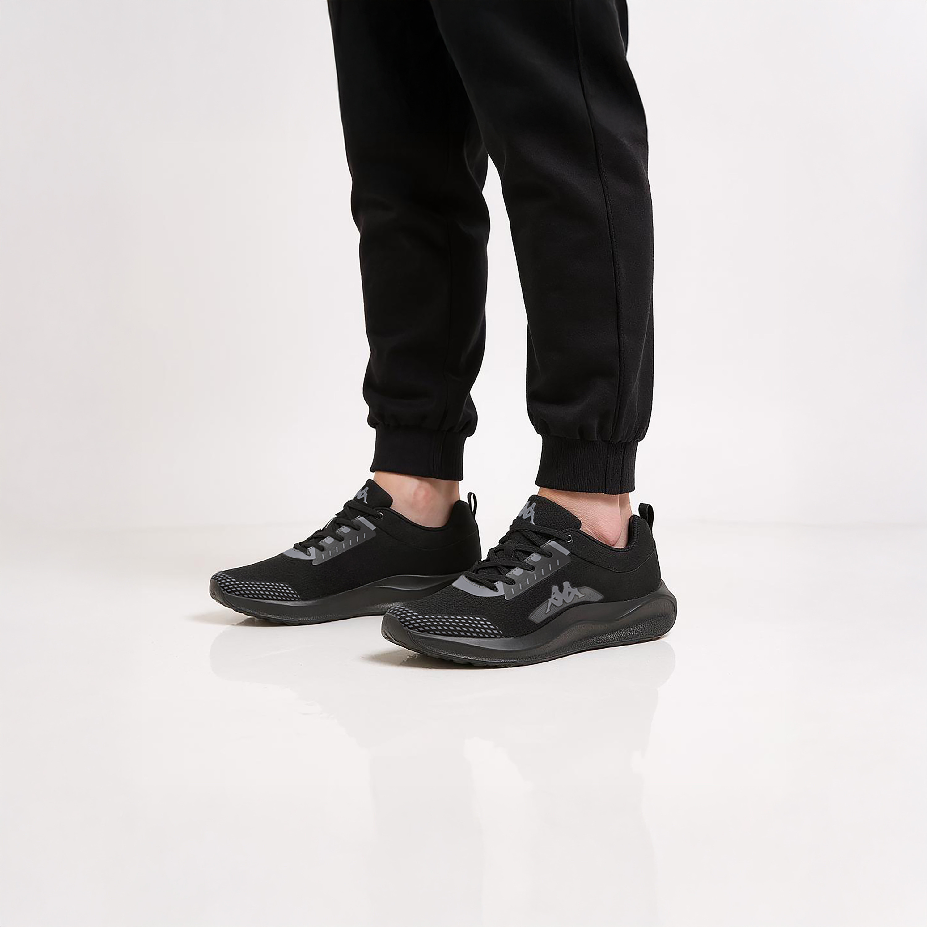 حذاء رياضي بشعار ورباط إغلاق للرجال من كابا-sports-men-shoes-image-3