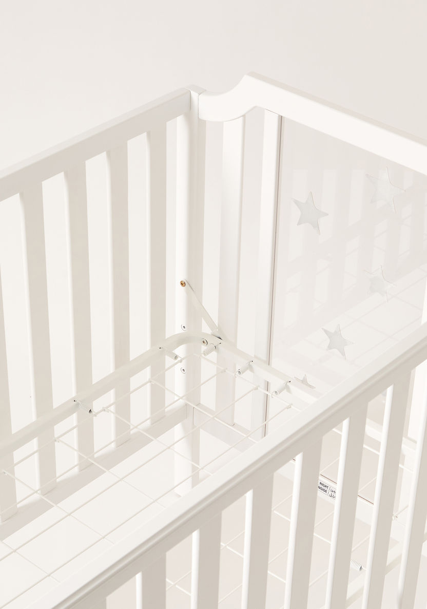 سرير أطفال خشبي من جونيورز سيليست - أبيض (حتى 5 سنوات)-%D8%A3%D8%B3%D8%B1%D9%91%D8%A9 %D8%A7%D9%84%D8%B1%D8%B6%D9%91%D8%B9-image-5