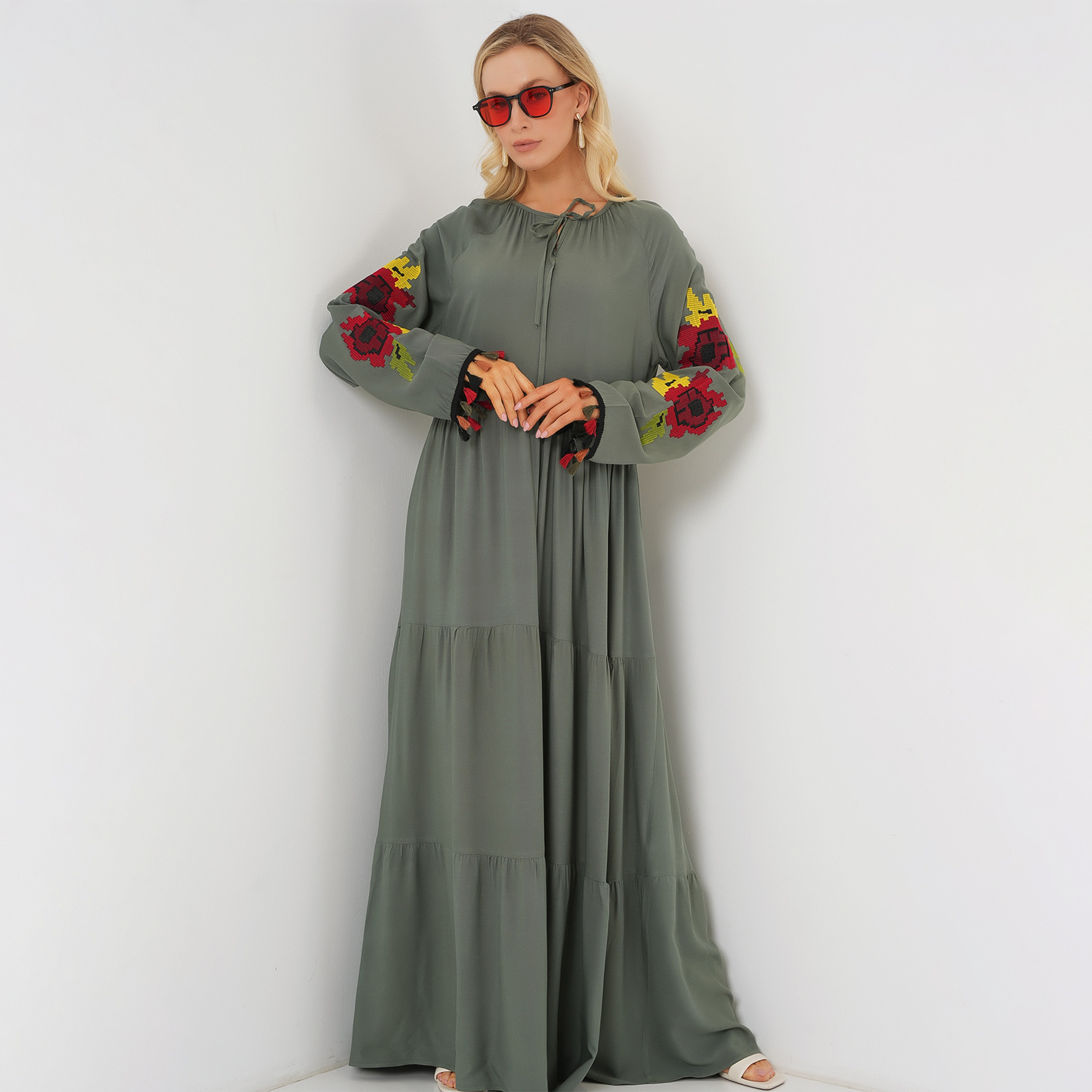 فستان ماكسي نسائي باللون الكاكي بتصميم عنق برباط وأكمام راجلان وطبقات من بيجدارت-women-clothing-dresses-image-1