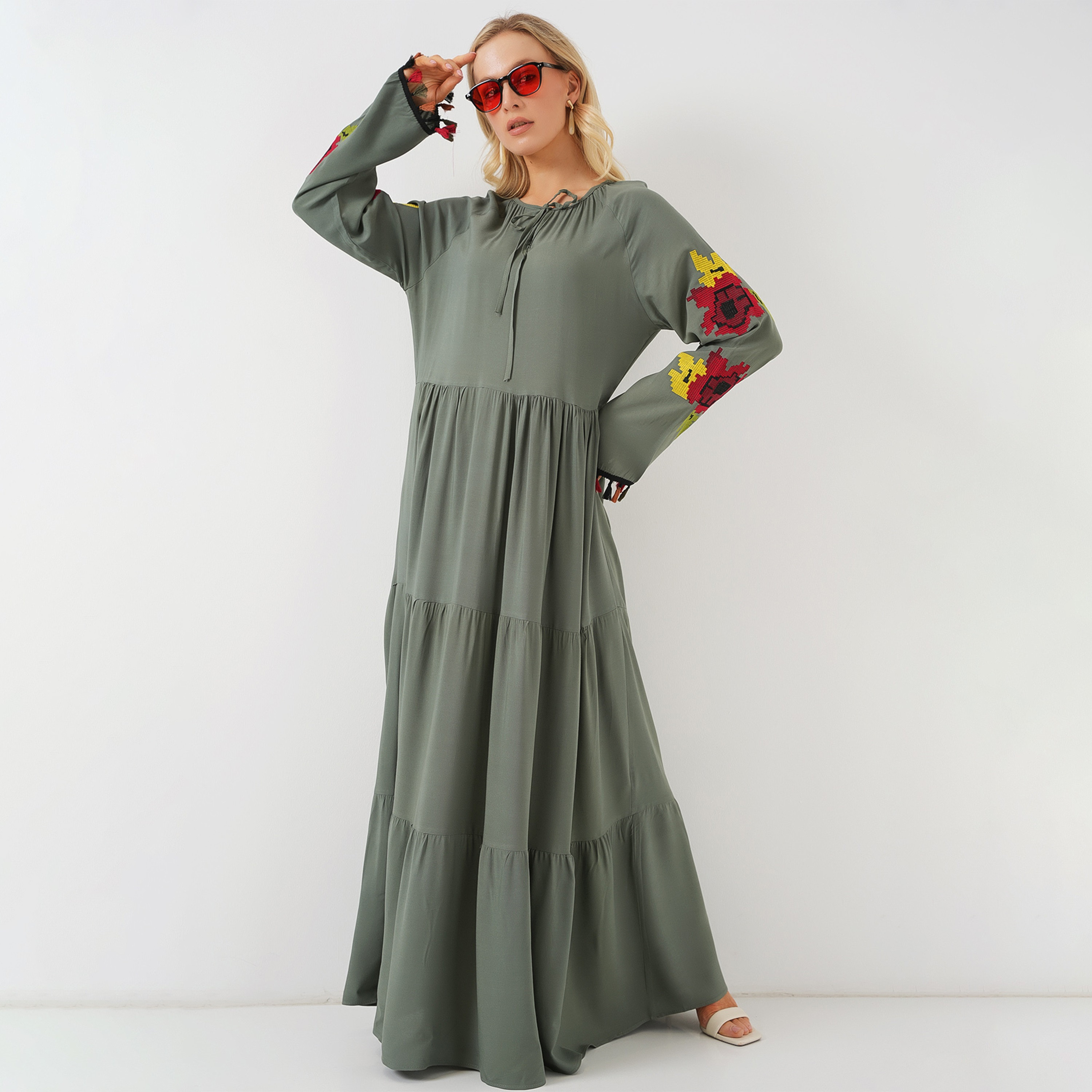 فستان ماكسي نسائي باللون الكاكي بتصميم عنق برباط وأكمام راجلان وطبقات من بيجدارت-women-clothing-dresses-image-2