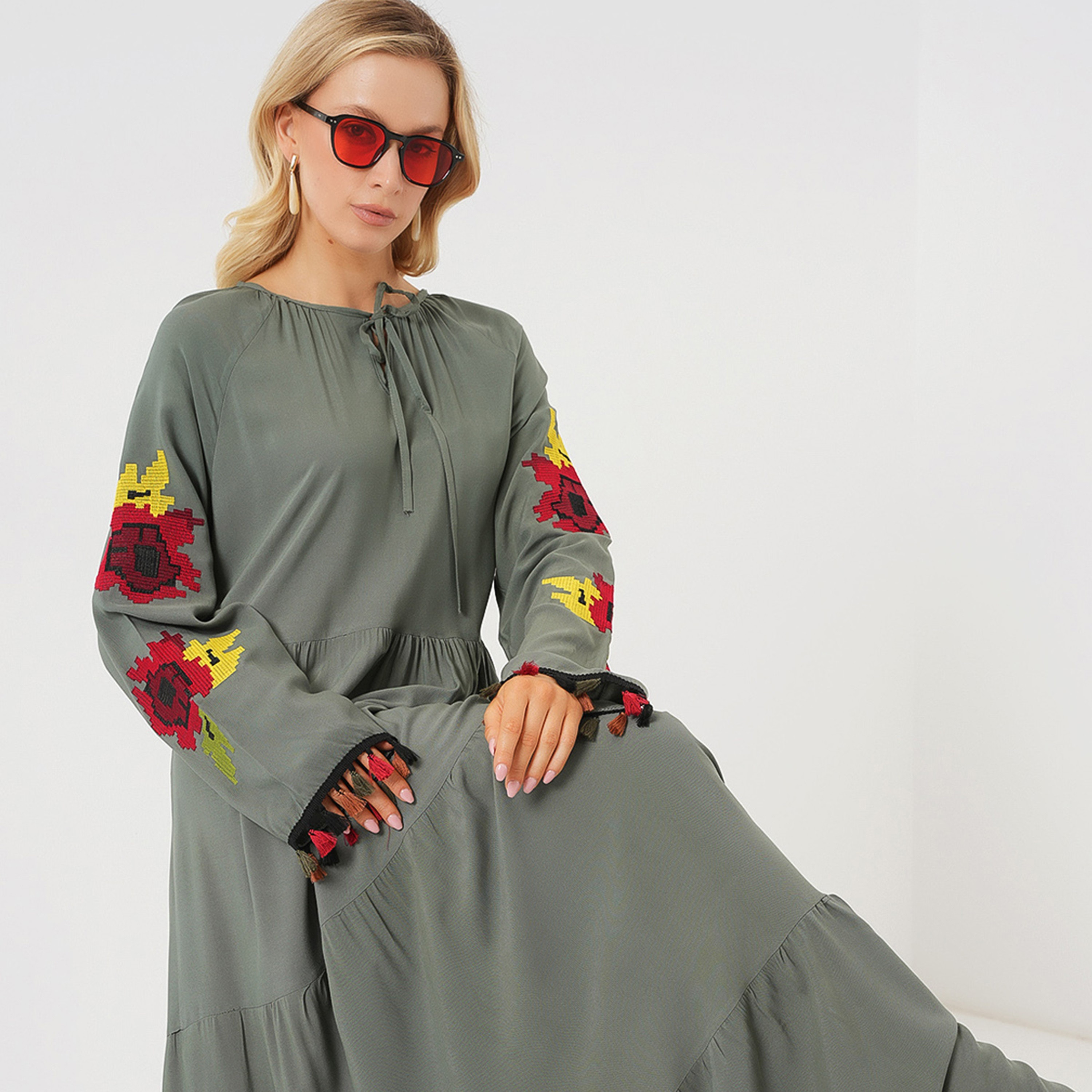 فستان ماكسي نسائي باللون الكاكي بتصميم عنق برباط وأكمام راجلان وطبقات من بيجدارت-women-clothing-dresses-image-4