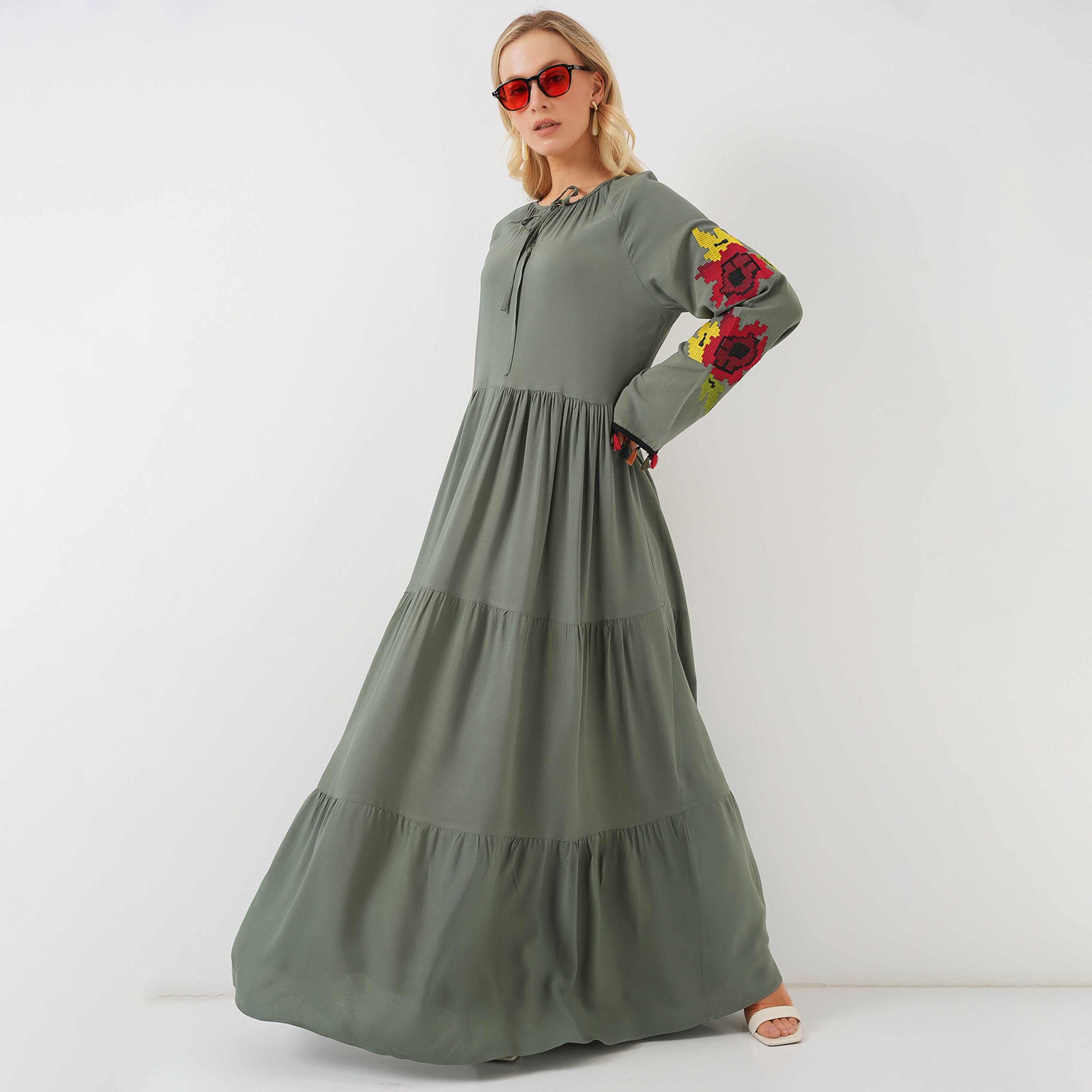 فستان ماكسي نسائي باللون الكاكي بتصميم عنق برباط وأكمام راجلان وطبقات من بيجدارت-women-clothing-dresses-image-5