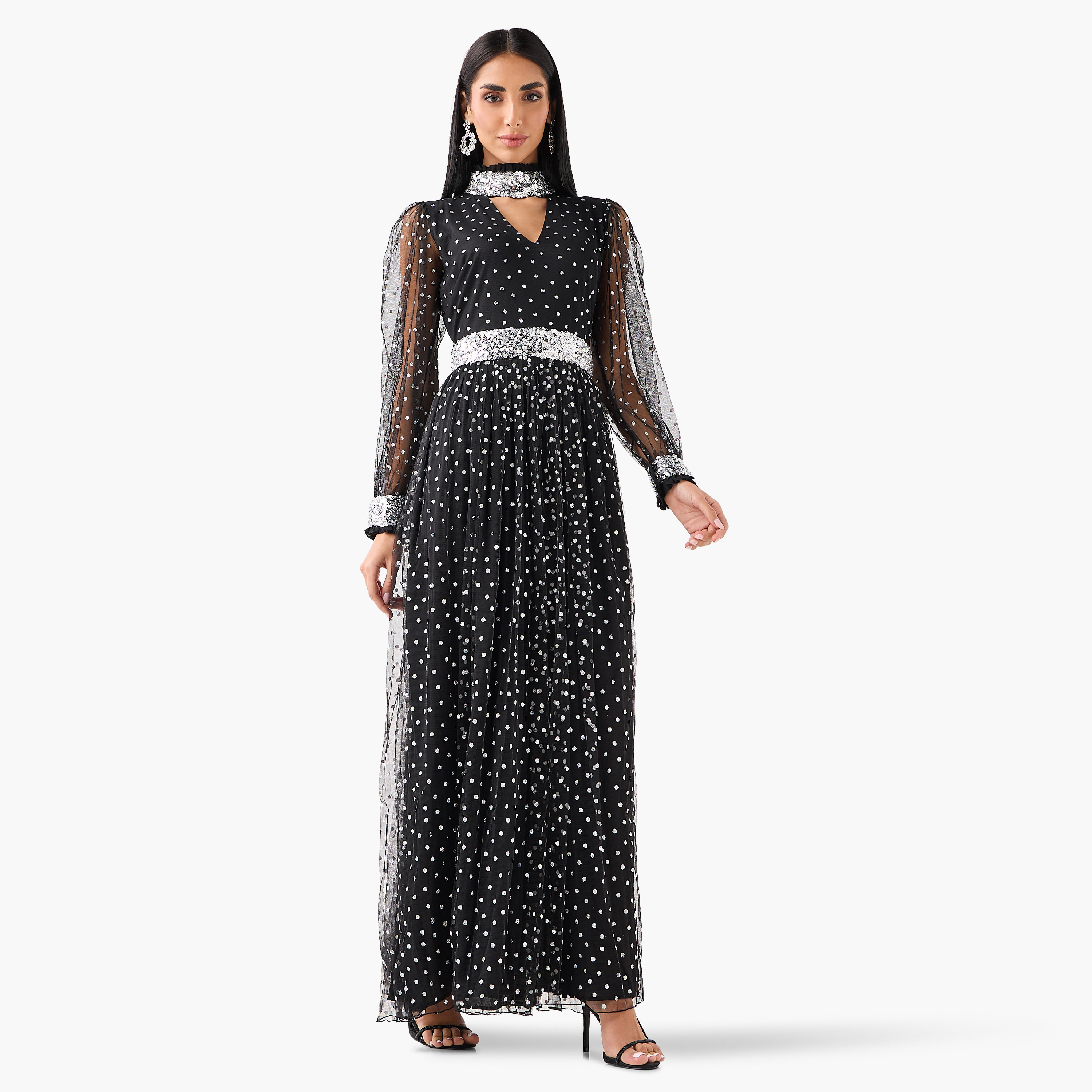 فستان سهرة ماكسي بياقة عالية وأكمام "بيشوب" ومزين بالتطريز لون أسود من غولدن أبل-women-clothing-dresses-image-1