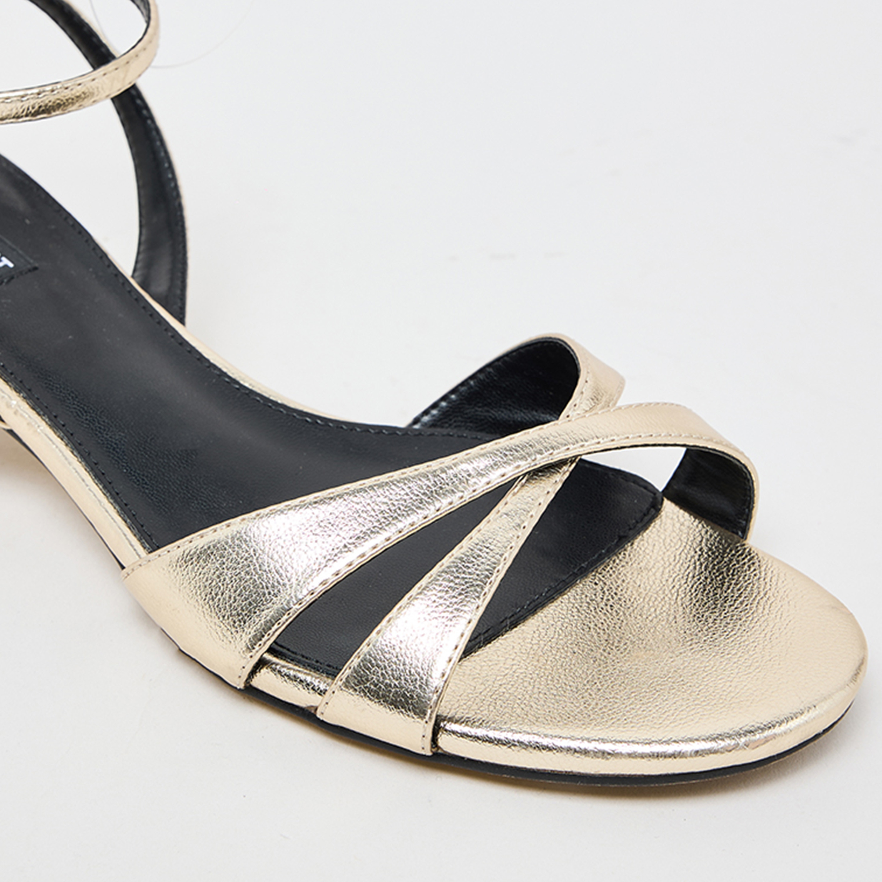 ناين ويست - صندل نسائي كعب منخفض بإبزيم | 259-67-01-women-shoes-sandals-heeled-image-4