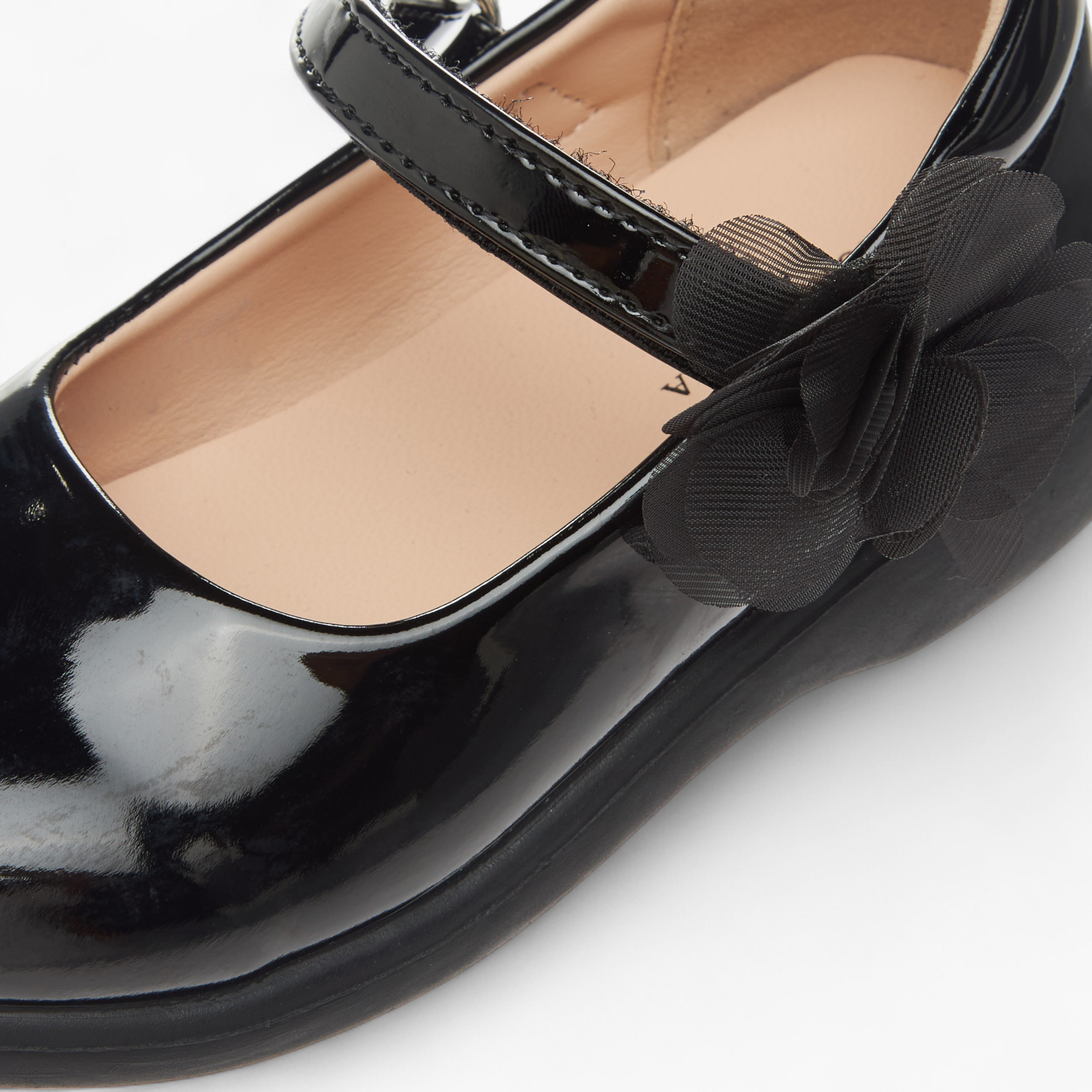 حذاء مدرسي بشريط إغلاق لاصق وزخارف أزهار من فلورا بيلا-girls-shoes-schoolshoes-image-6