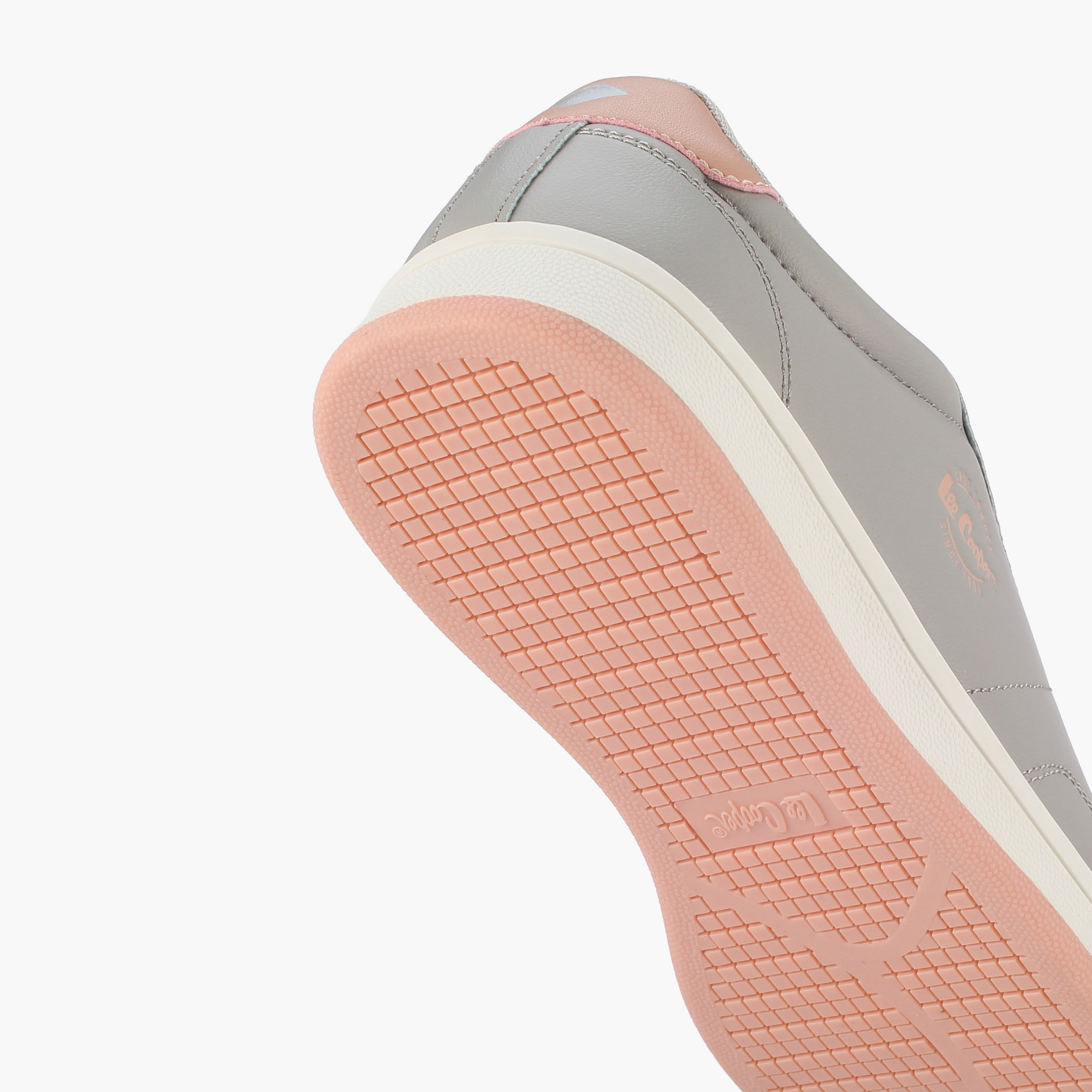 حذاء سنيكرز بطول الكاحل ورباط إغلاق للنساء من لي كوبر-women-shoes-sneakers-image-5