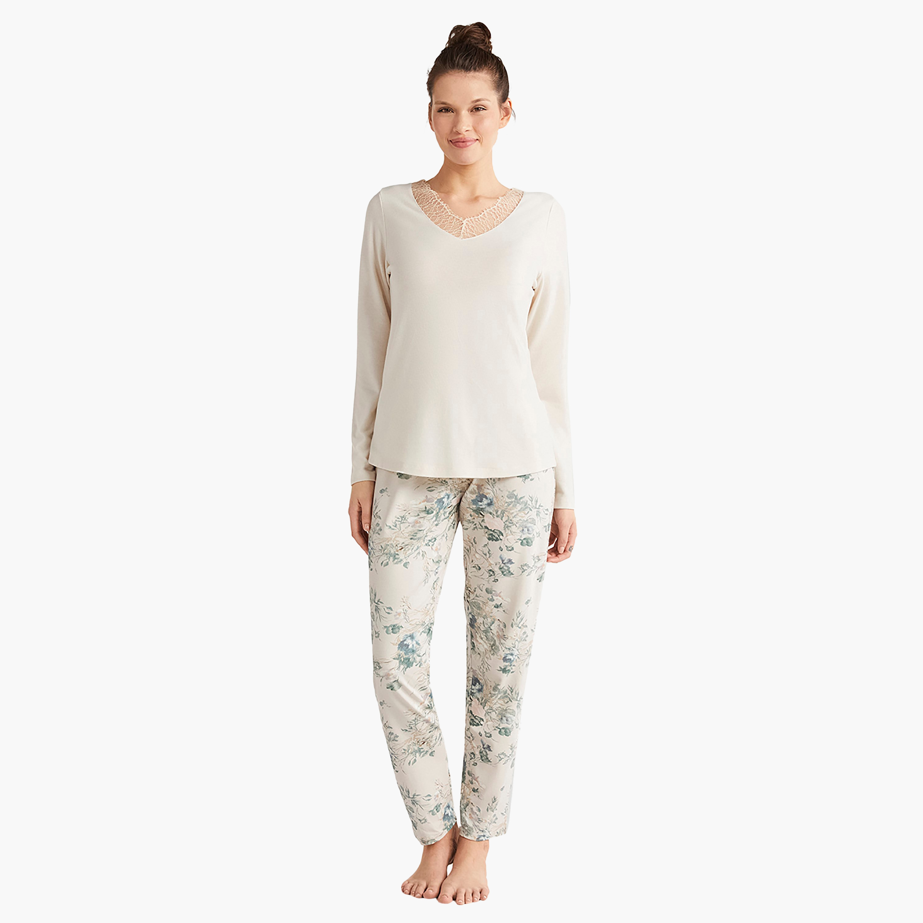 طقم بيجامة مع تي شيرت مطبوع وتفاصيل دانتيل وفتحة رقبة V وبيجامة نسائية من كاثرينز-women-clothing-nightwear-pyjamas-longsets-image-1