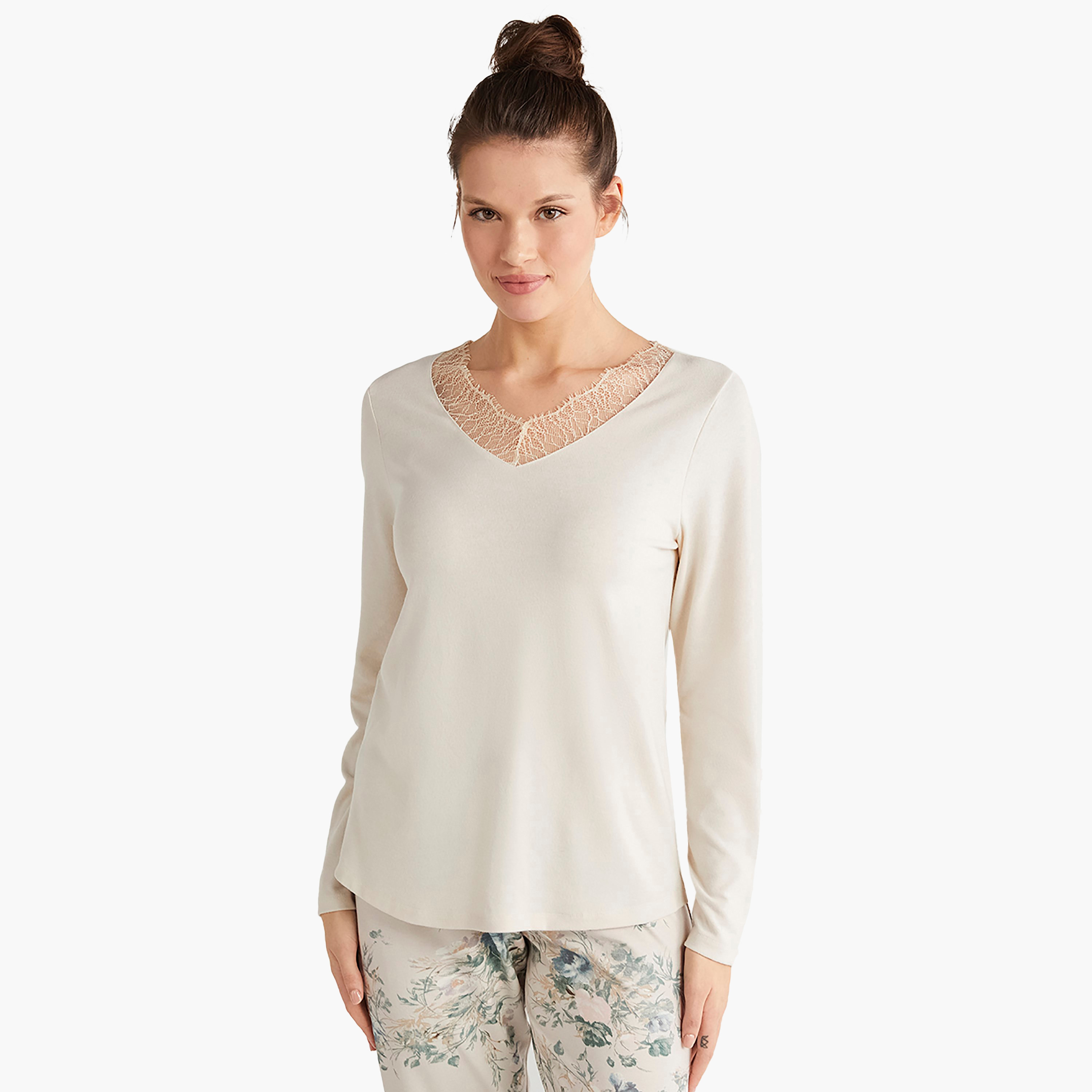 طقم بيجامة مع تي شيرت مطبوع وتفاصيل دانتيل وفتحة رقبة V وبيجامة نسائية من كاثرينز-women-clothing-nightwear-pyjamas-longsets-image-3