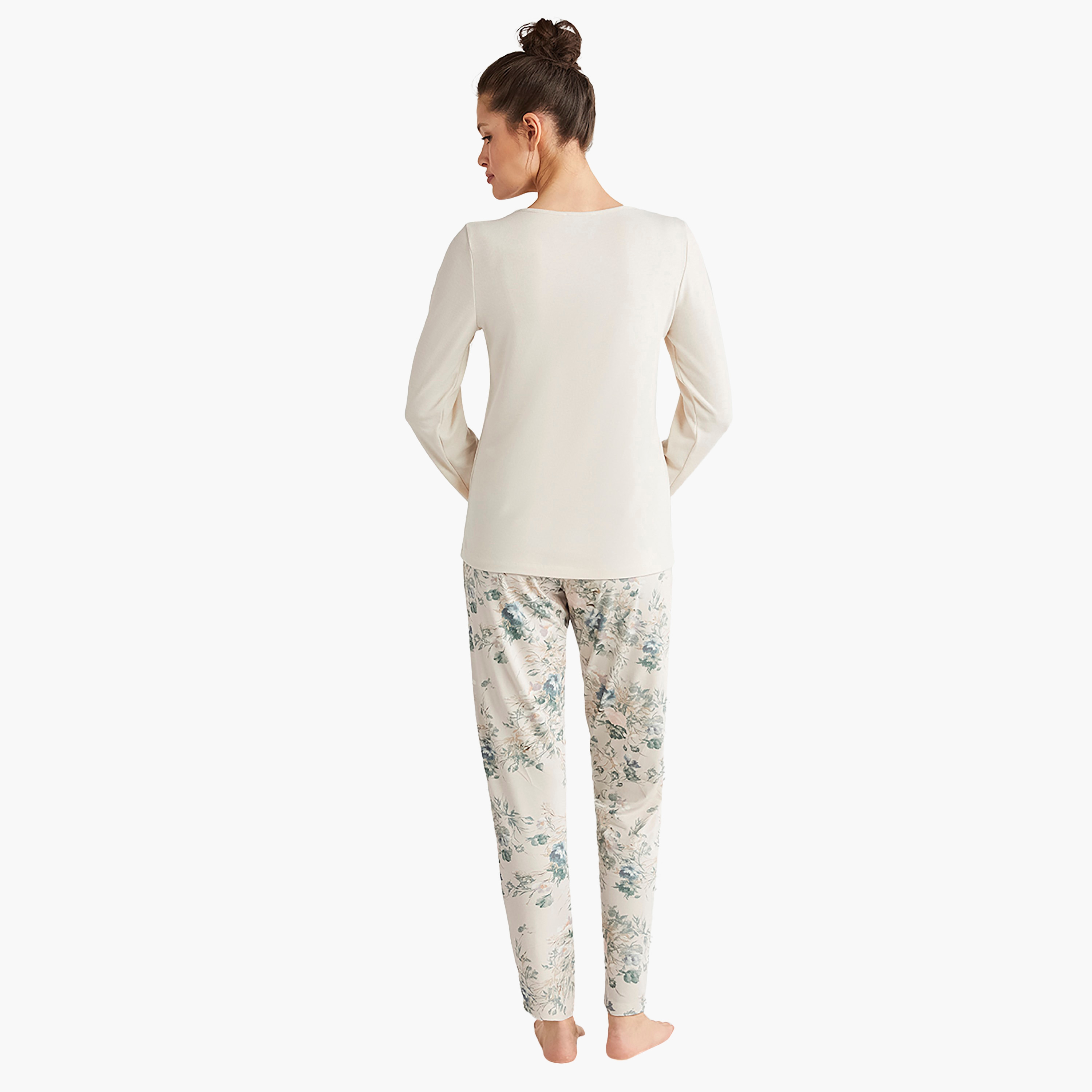 طقم بيجامة مع تي شيرت مطبوع وتفاصيل دانتيل وفتحة رقبة V وبيجامة نسائية من كاثرينز-women-clothing-nightwear-pyjamas-longsets-image-4