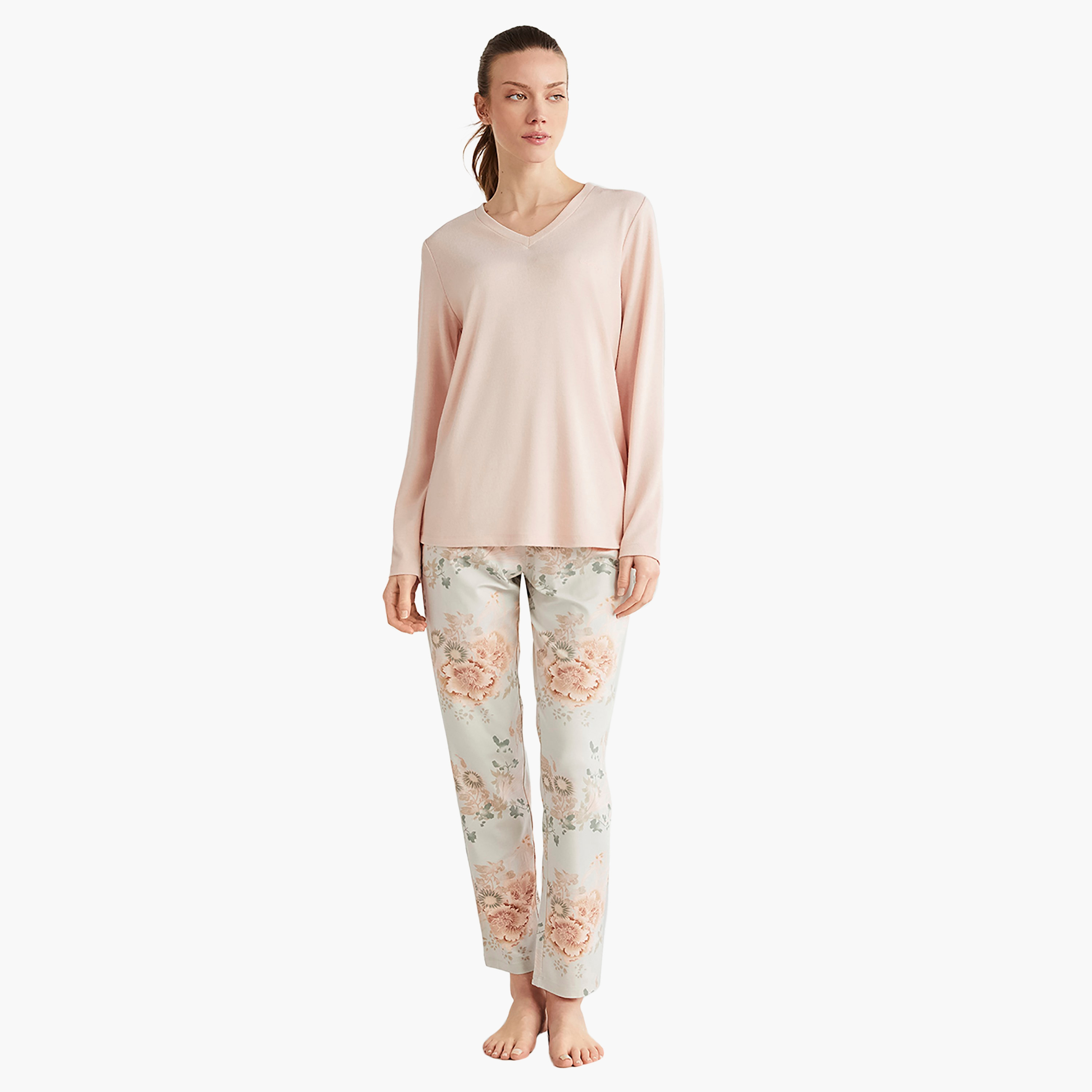 طقم بيجامة مع تي شيرت بفتحة رقبة V وقميص بيجامة نسائي من كاثرينز-women-clothing-nightwear-pyjamas-longsets-image-1