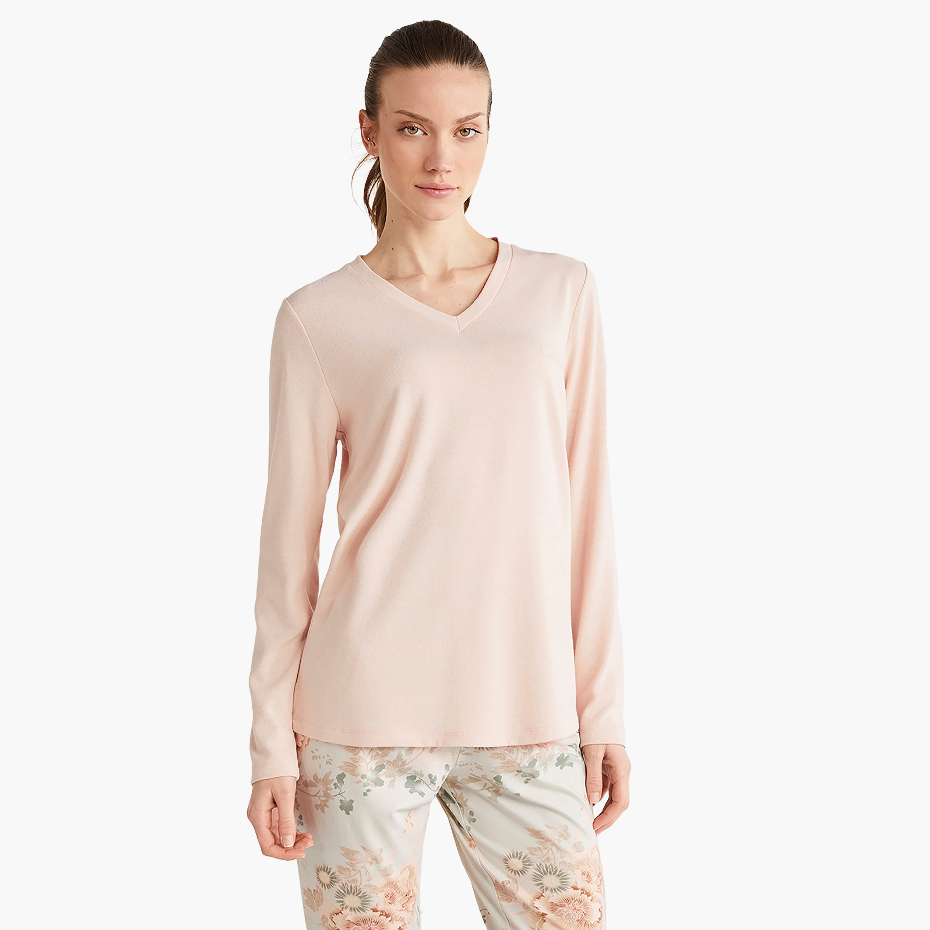 طقم بيجامة مع تي شيرت بفتحة رقبة V وقميص بيجامة نسائي من كاثرينز-women-clothing-nightwear-pyjamas-longsets-image-3