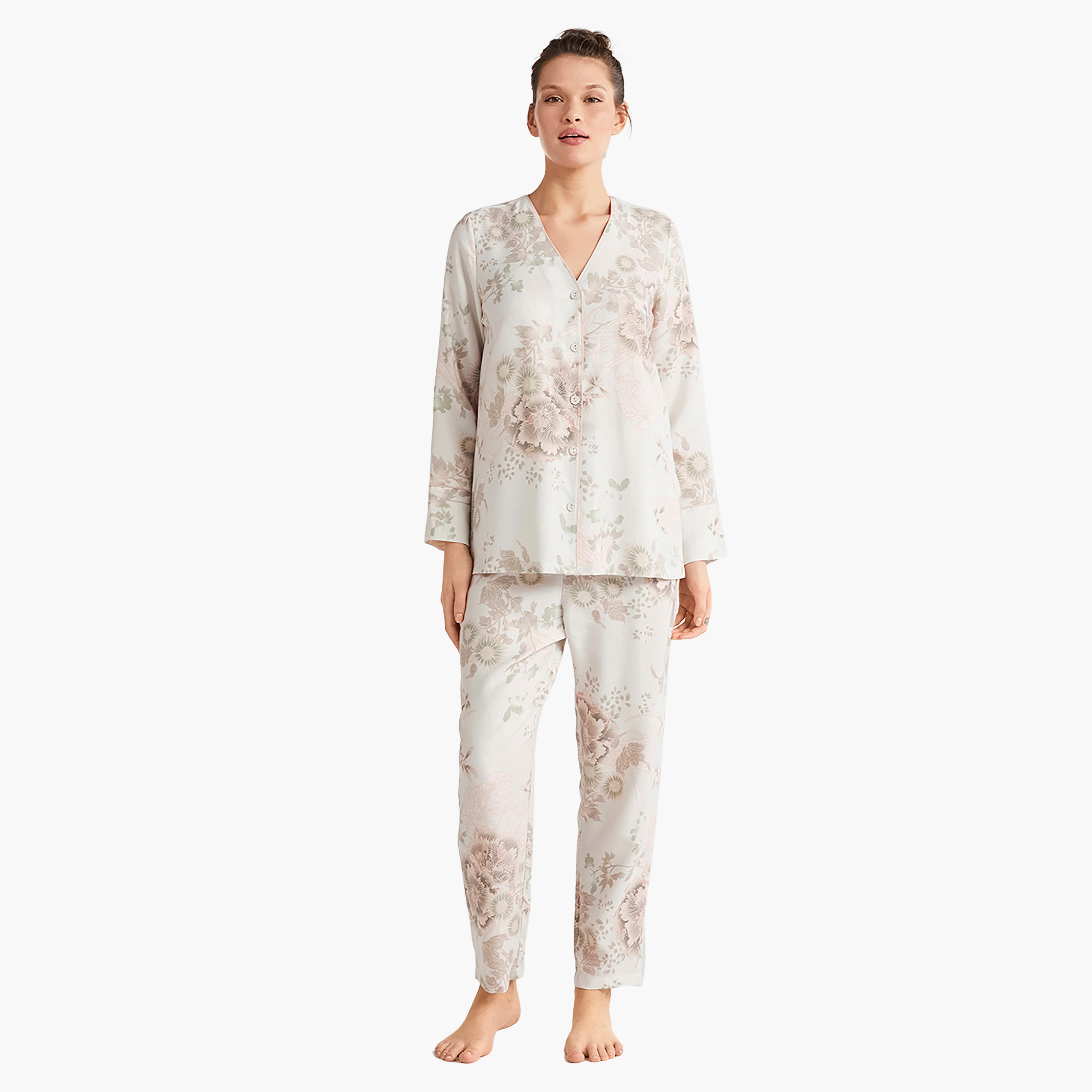 طقم بيجامة مع قميص داخلي بفتحة رقبة V مزين بالزهور وبيجامة نسائية من كاثرينز-women-clothing-nightwear-pyjamas-longsets-image-1