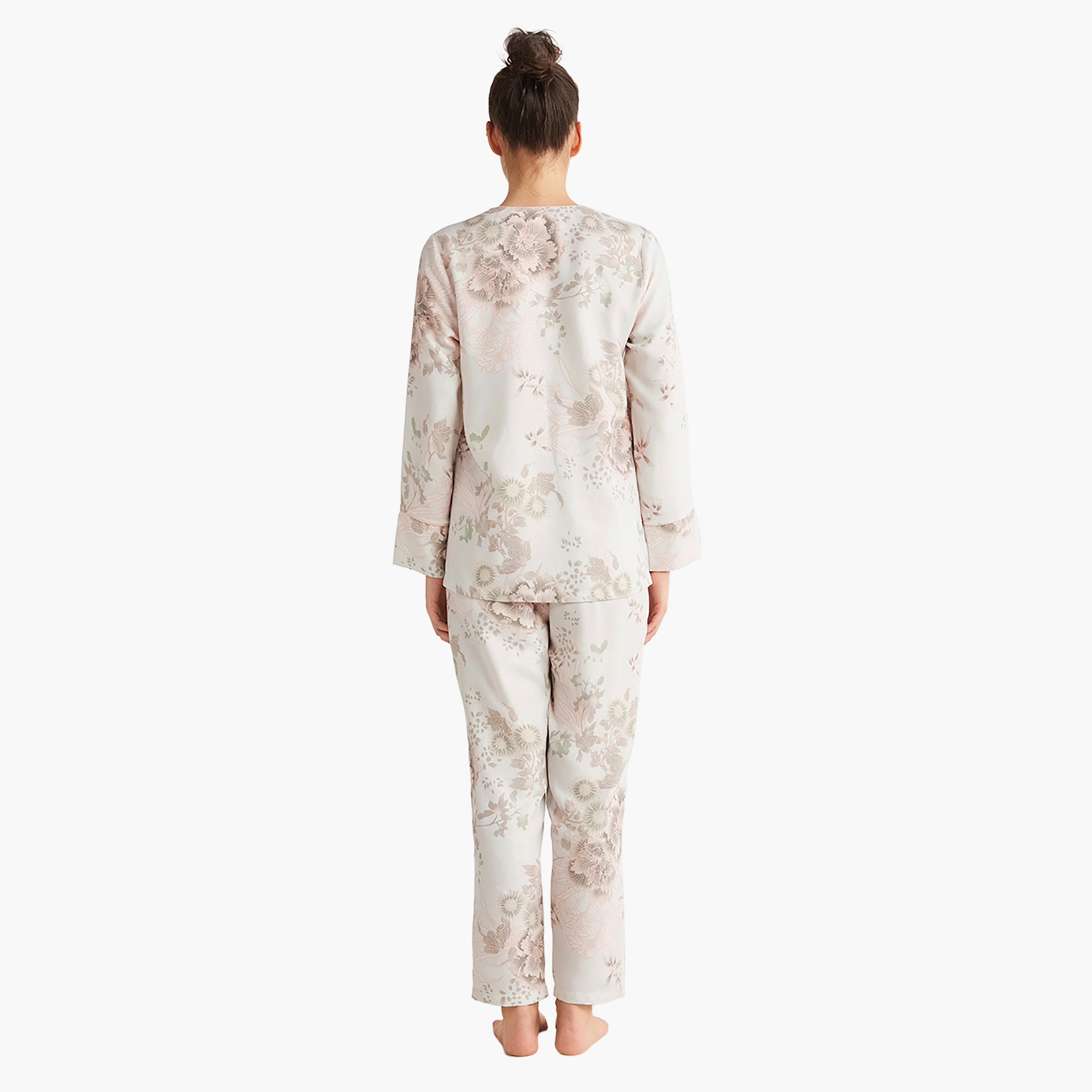 طقم بيجامة مع قميص داخلي بفتحة رقبة V مزين بالزهور وبيجامة نسائية من كاثرينز-women-clothing-nightwear-pyjamas-longsets-image-4