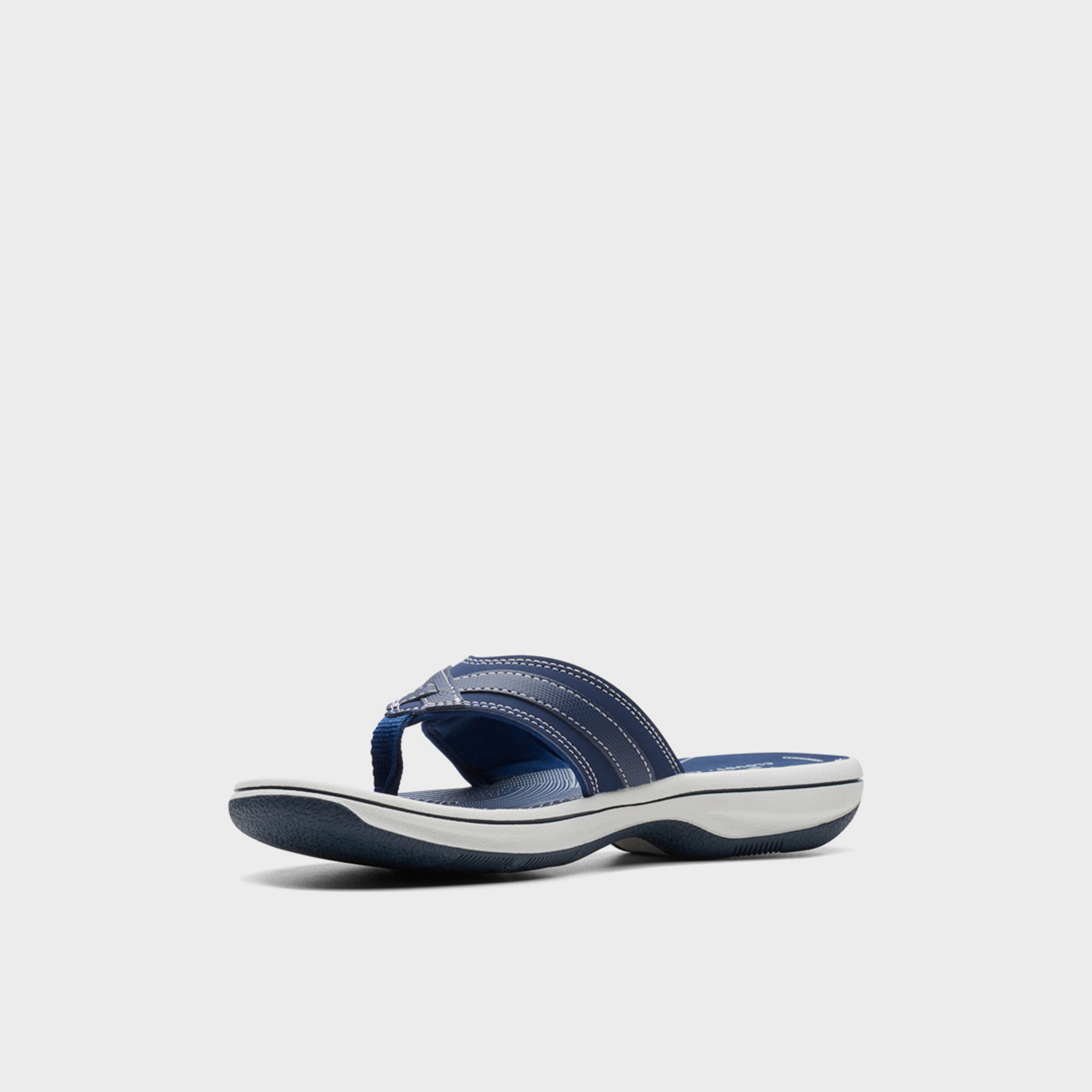 صنادل برينكلي سي سهلة الارتداء من كلاركس للنساء | 26129295-women-shoes-flipflopsandslides-image-4