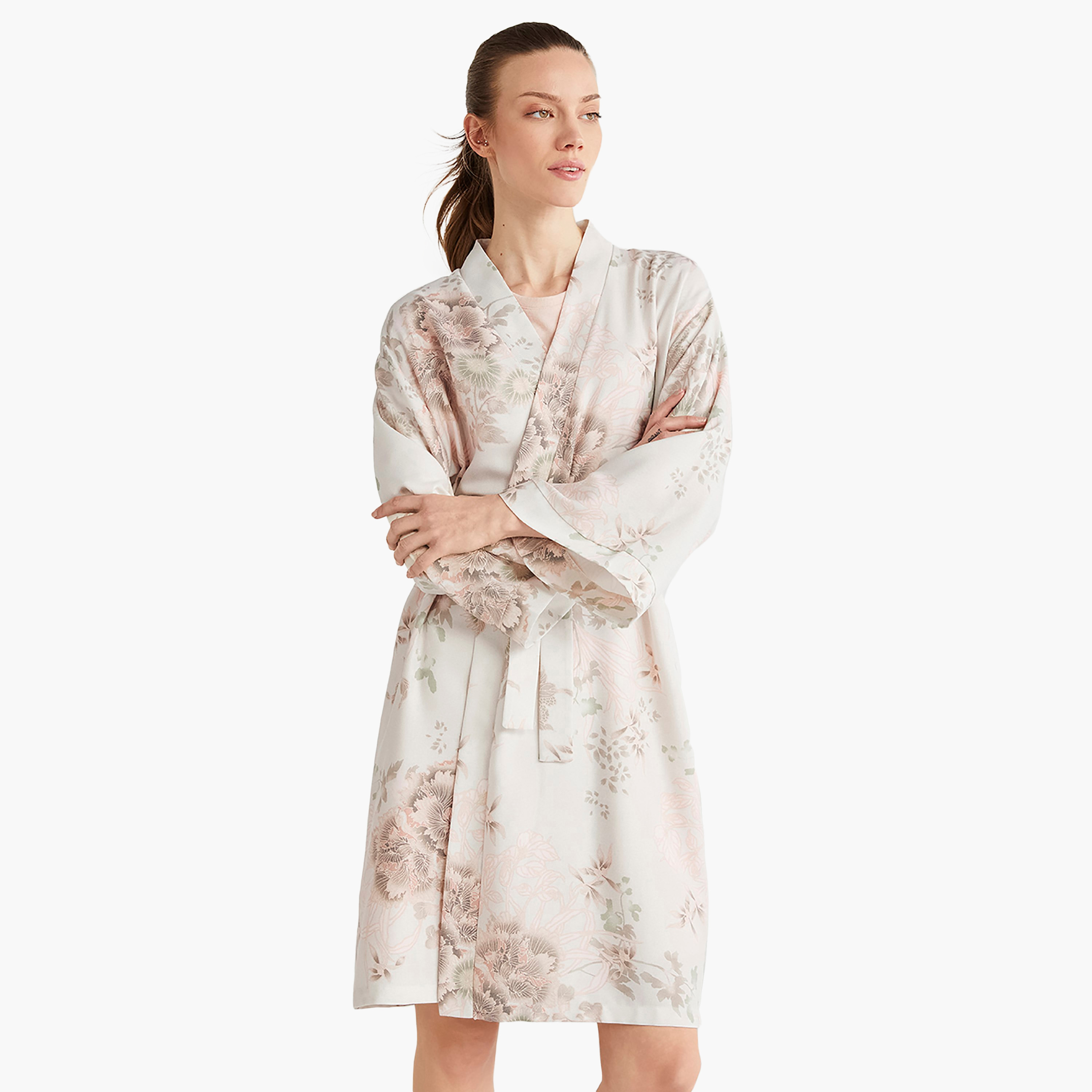 طقم رداء مع تي شيرت برقبة دائرية مزخرفة بالزهور وبنطلون ورداء نسائي من كاثرينز-women-clothing-nightwear-pyjamas-longsets-image-1