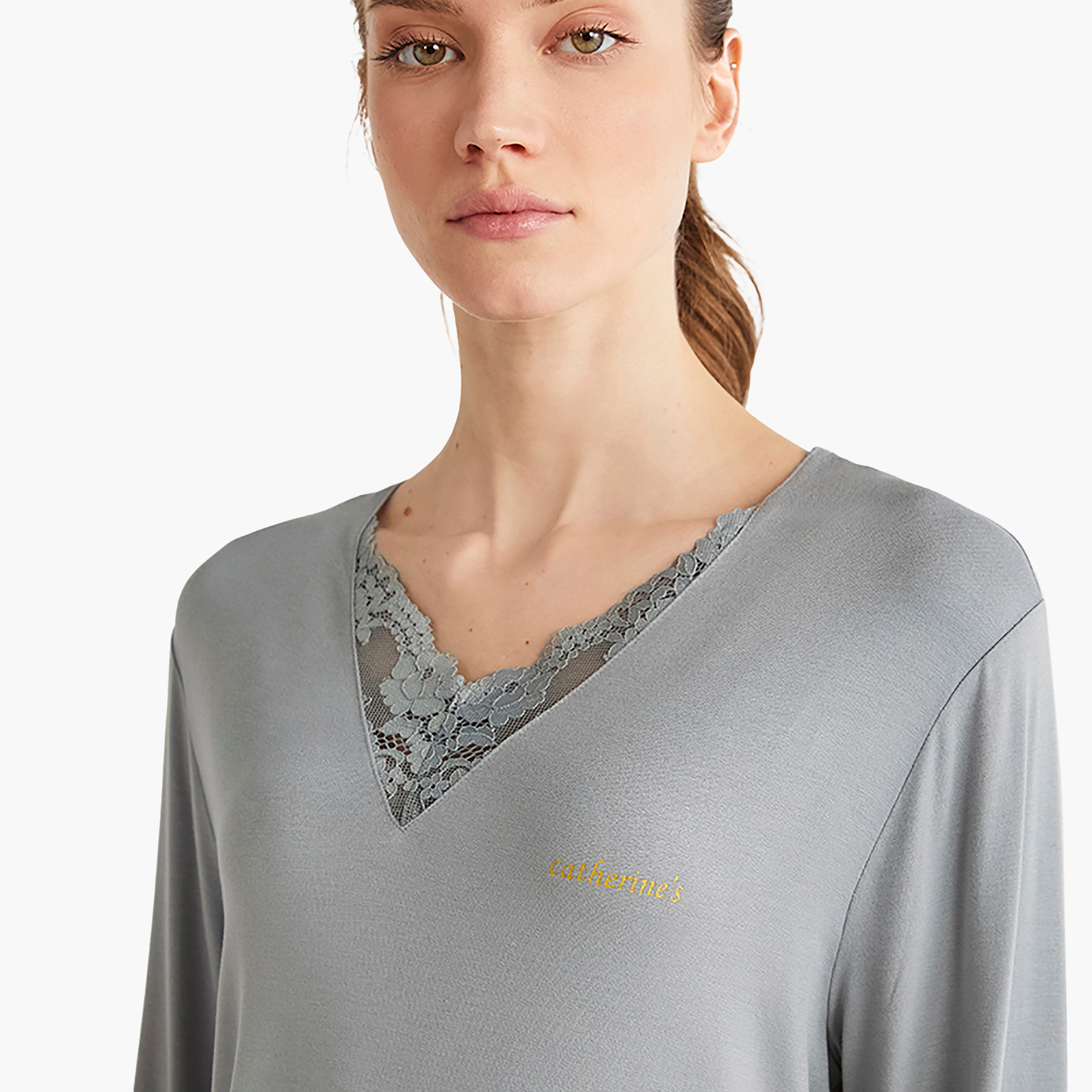 طقم بيجامة مع تي شيرت مطبوع وتفاصيل دانتيل وفتحة رقبة V وبيجامة نسائية من كاثرينز-women-clothing-nightwear-pyjamas-longsets-image-2