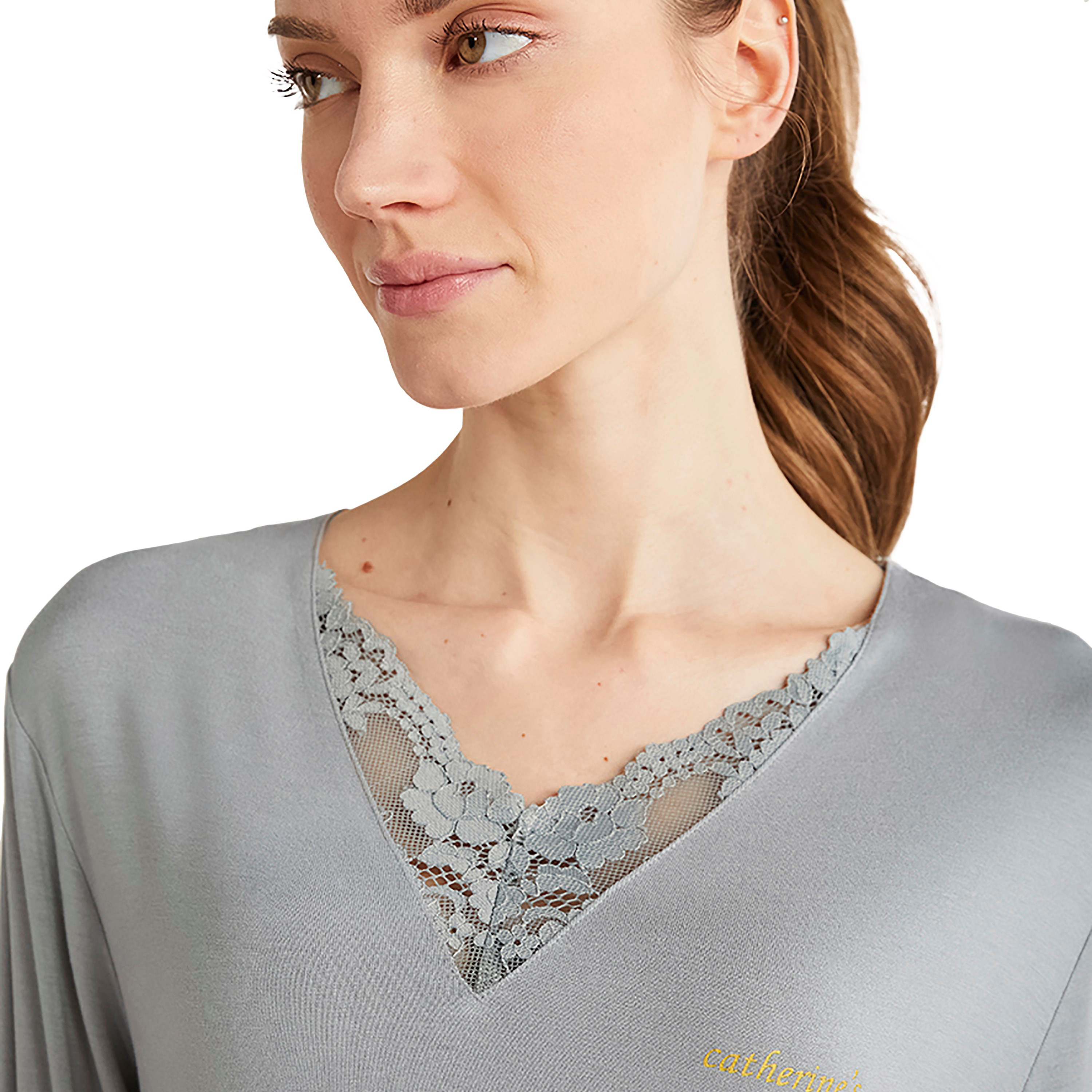 طقم بيجامة مع تي شيرت مطبوع وتفاصيل دانتيل وفتحة رقبة V وبيجامة نسائية من كاثرينز-women-clothing-nightwear-pyjamas-longsets-image-4