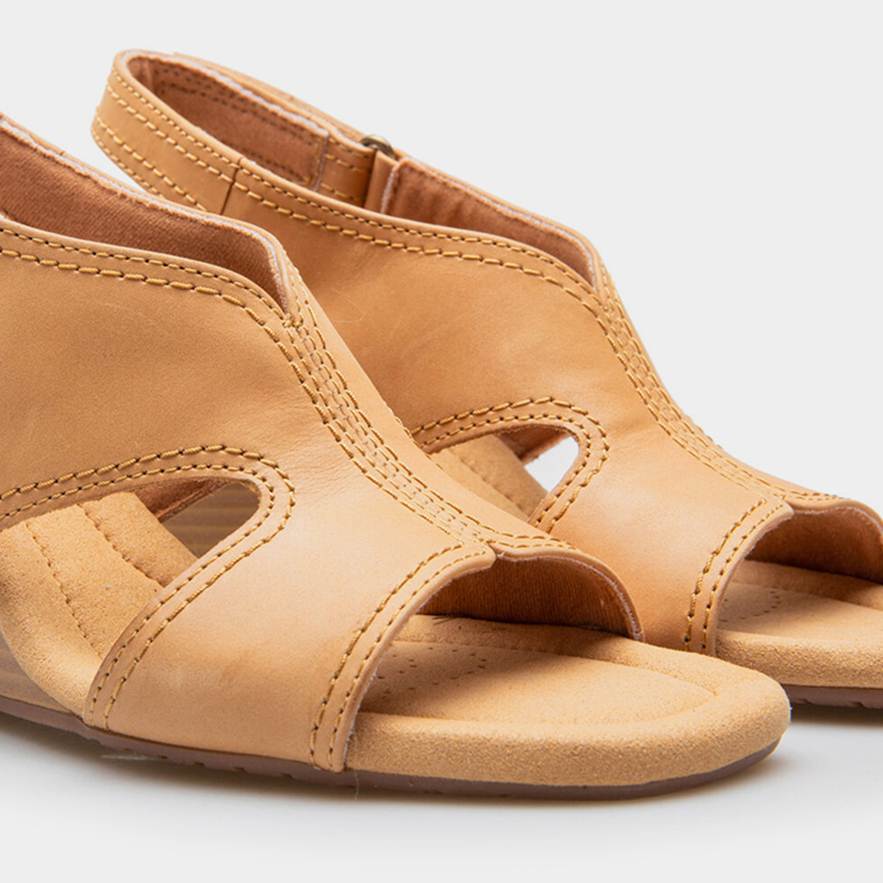 كلاركس - صندل كيارا أستر للنساء كعب إسفيني مزود بإبزيم لاصق | 26171232-women-shoes-sandals-heeled-image-3