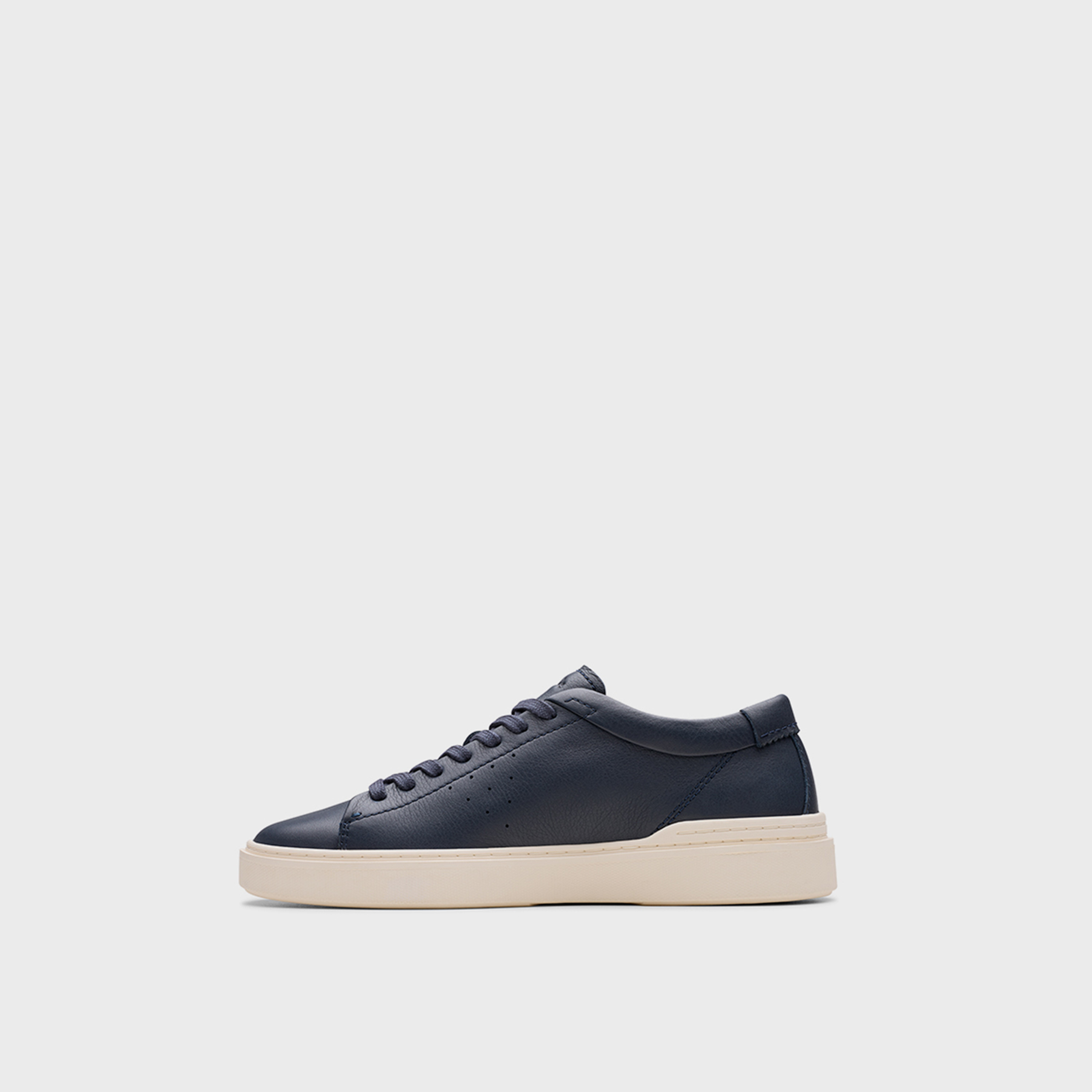 كلاركس- حذاء رياضي كاحل منخفض ورباط للرجال | 26176133-men-shoes-sneakers-image-2