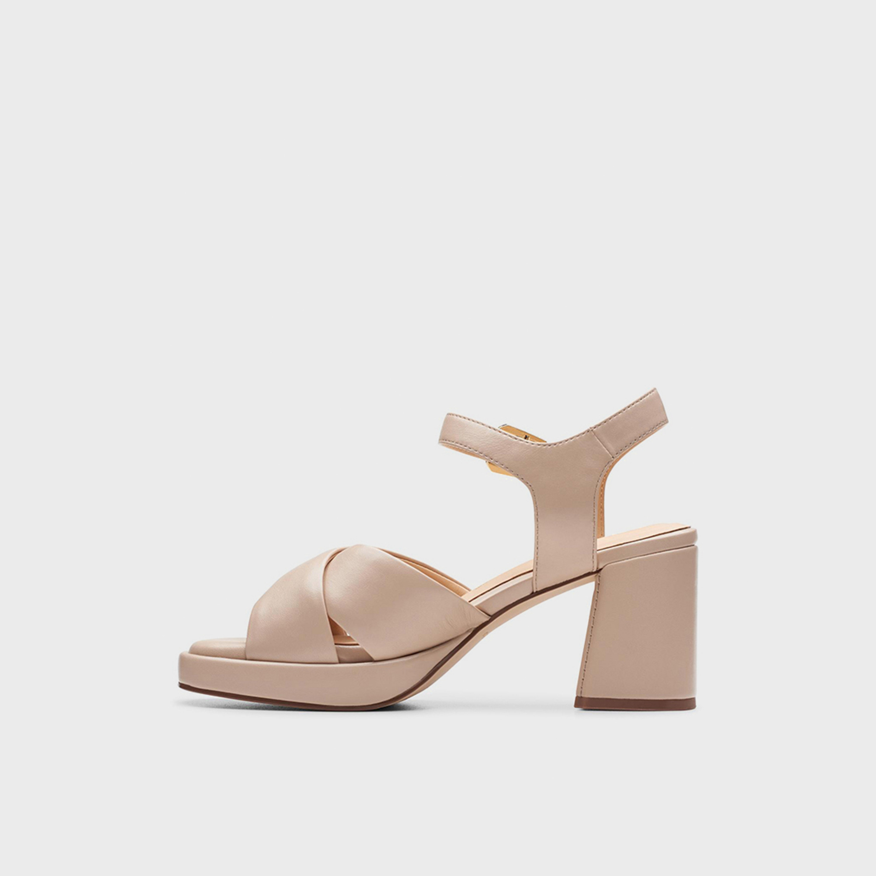 كلاركس - حذاء ريتزي75 راي للنساء بكعب عريض بإبزيم | 26176330-women-shoes-sandals-heeled-image-2
