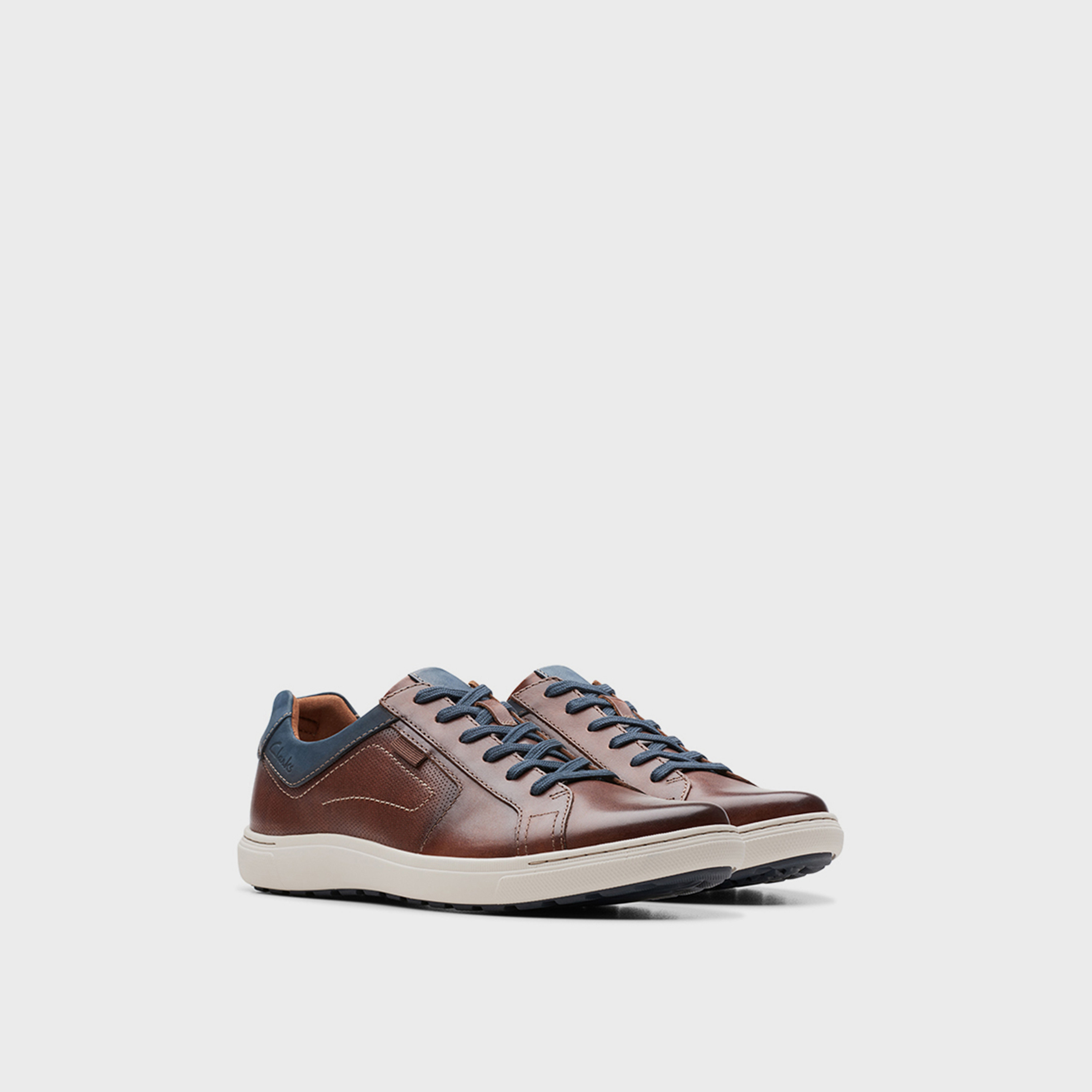 كلاركس- حذاء رياضي كاحل منخفض ورباط للرجال | 26176886-men-shoes-sneakers-image-1