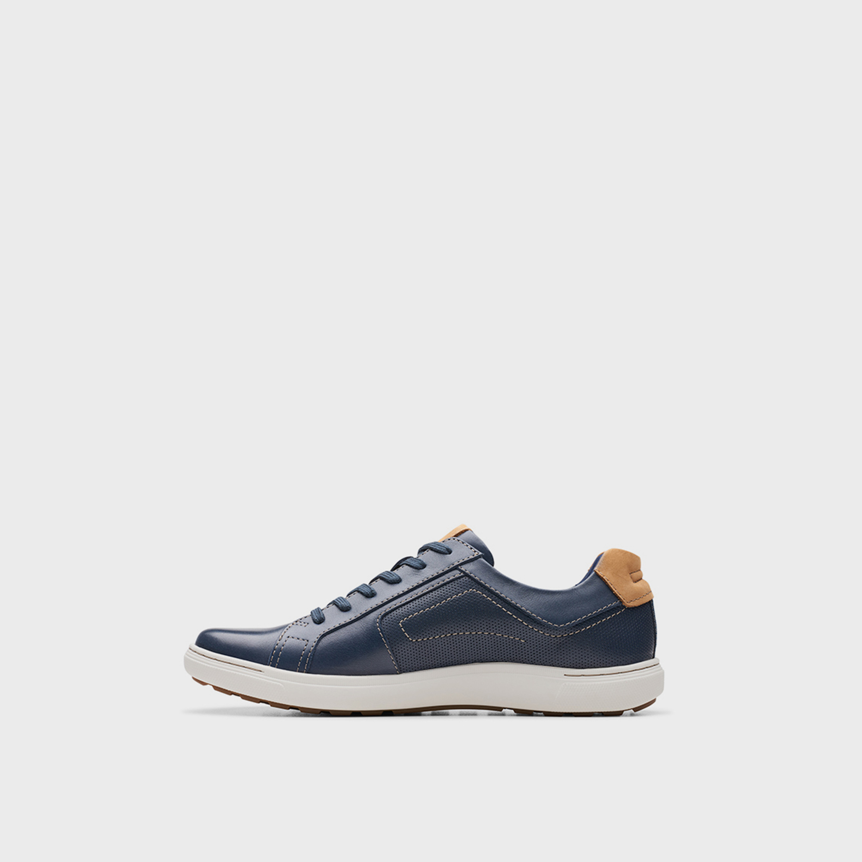كلاركس- حذاء رياضي كاحل منخفض ورباط للرجال | 26176887-men-shoes-sneakers-image-2