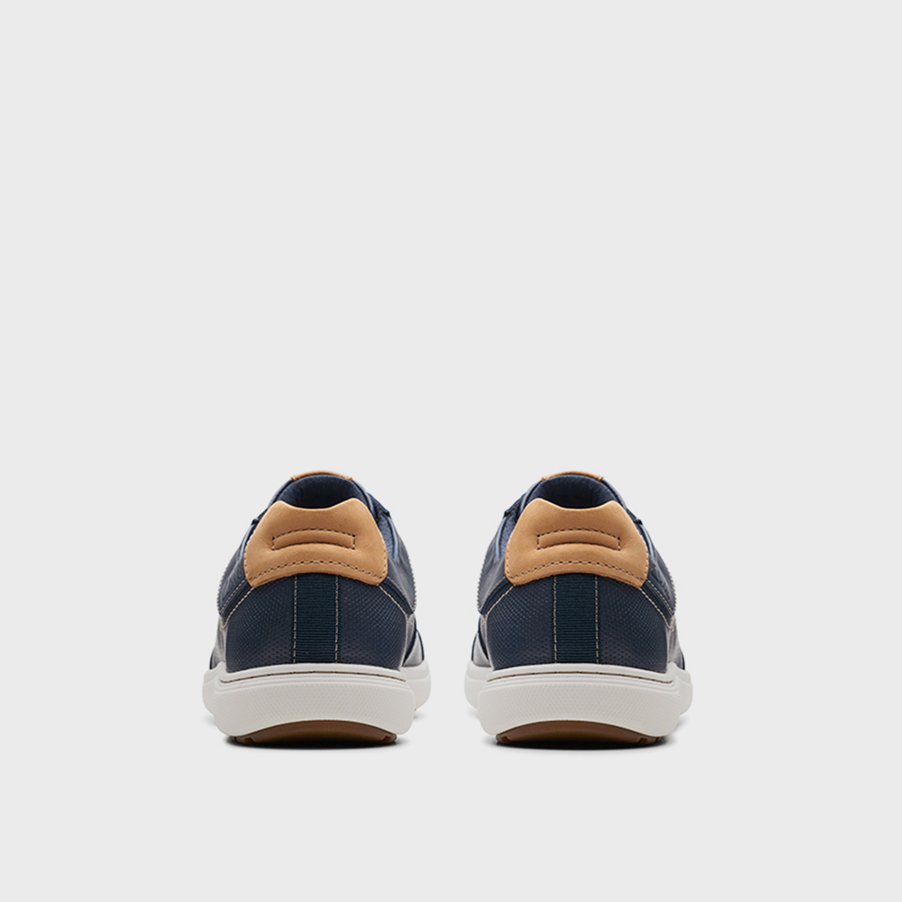 كلاركس- حذاء رياضي كاحل منخفض ورباط للرجال | 26176887-men-shoes-sneakers-image-4