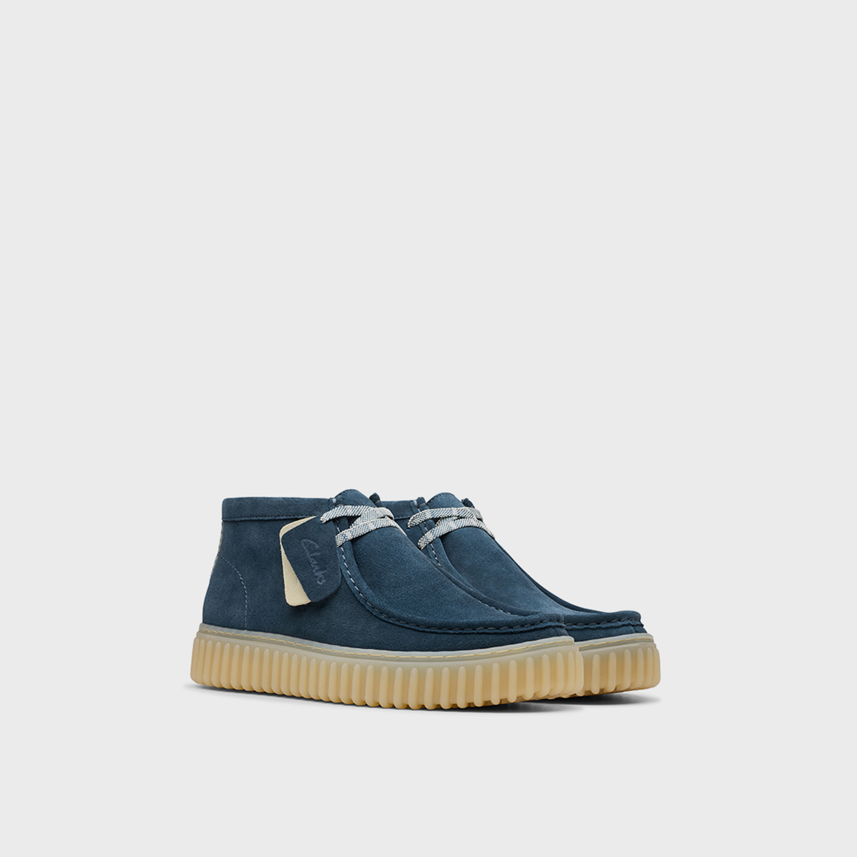 كلاركس- حذاء رياضي كاحل متوسط ورباط للرجال | 26178265-men-shoes-boots-image-1