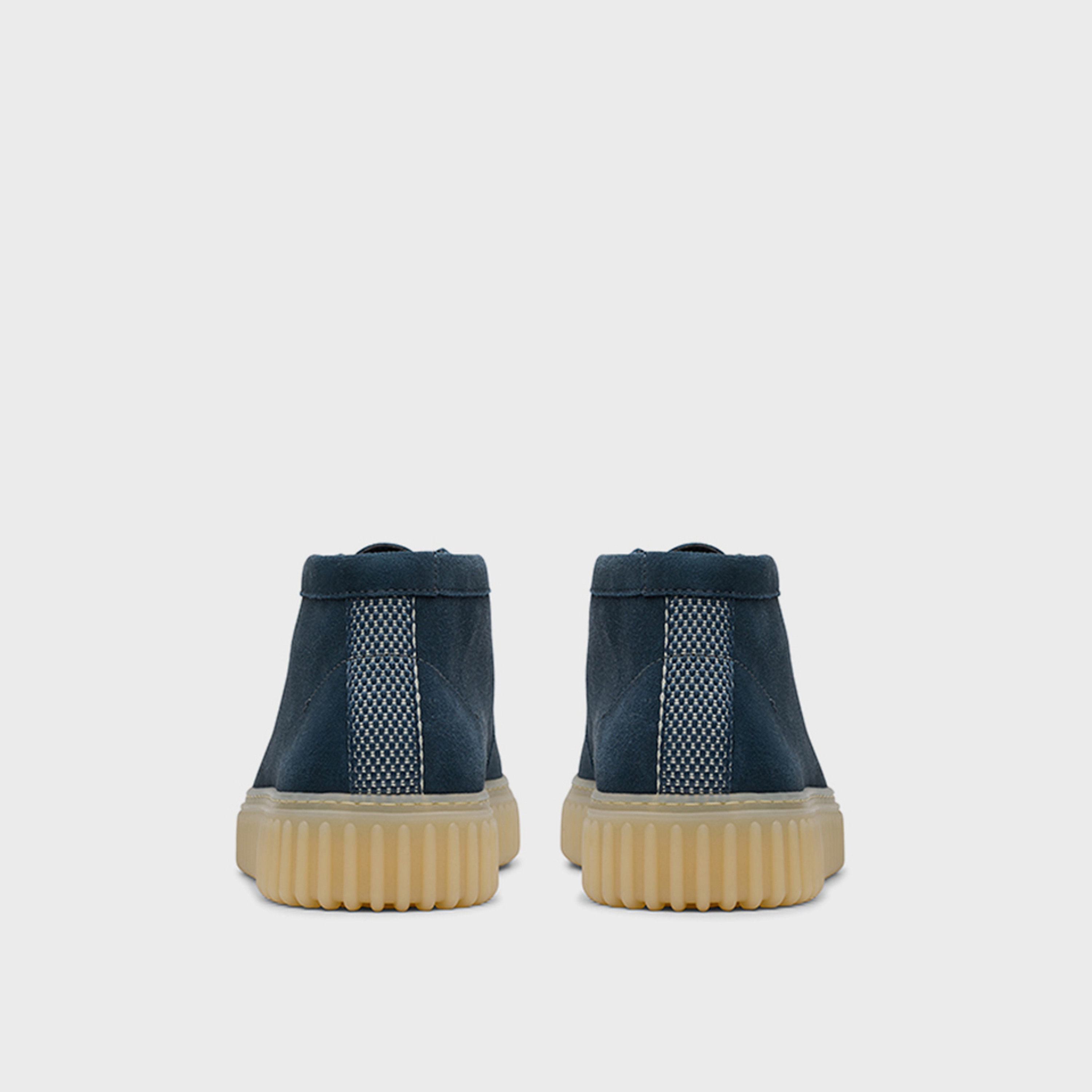 كلاركس- حذاء رياضي كاحل متوسط ورباط للرجال | 26178265-men-shoes-boots-image-4