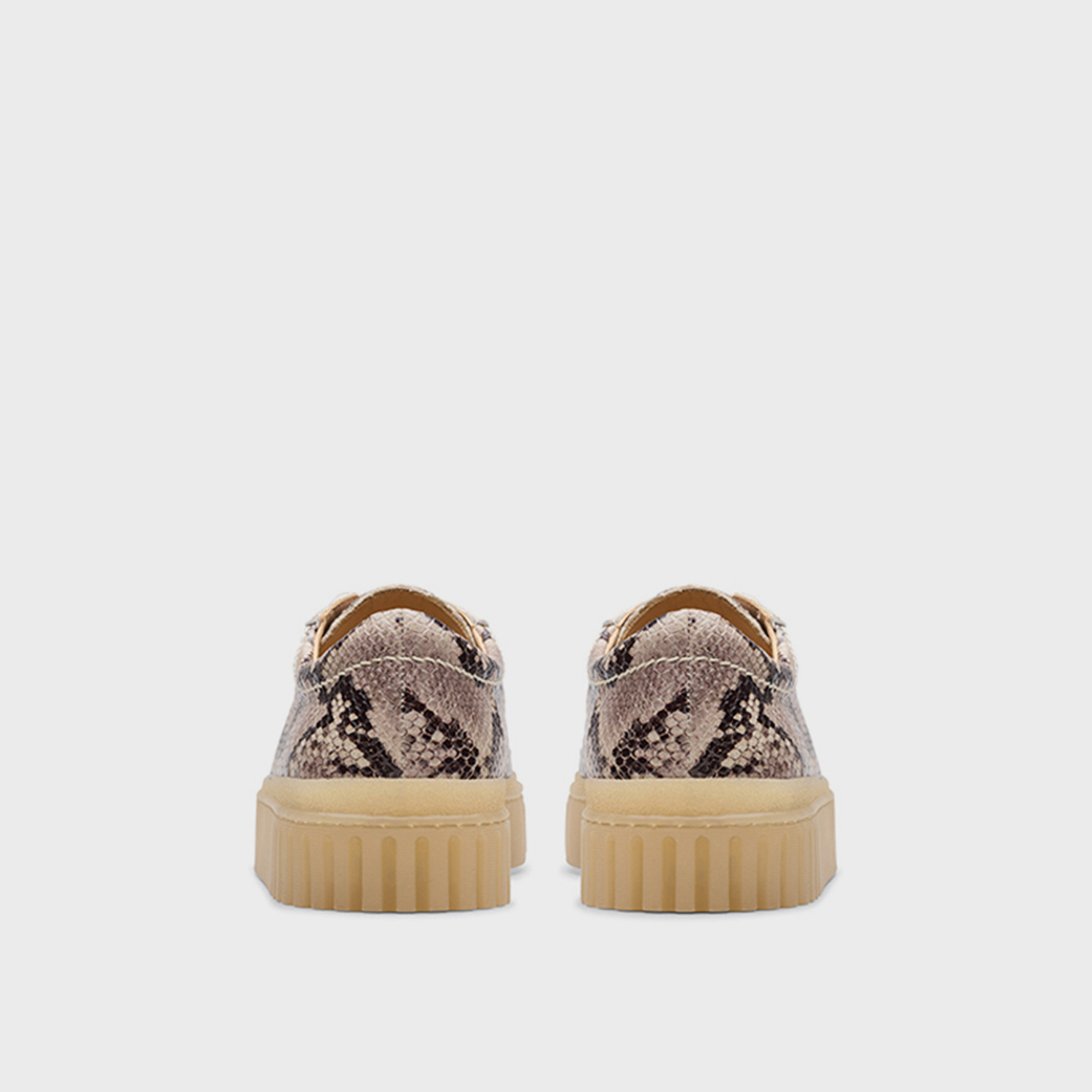 كلاركس- حذاء رياضي للنساء كاحل منخفض برباط  | 26178855-women-shoes-sneakers-image-4