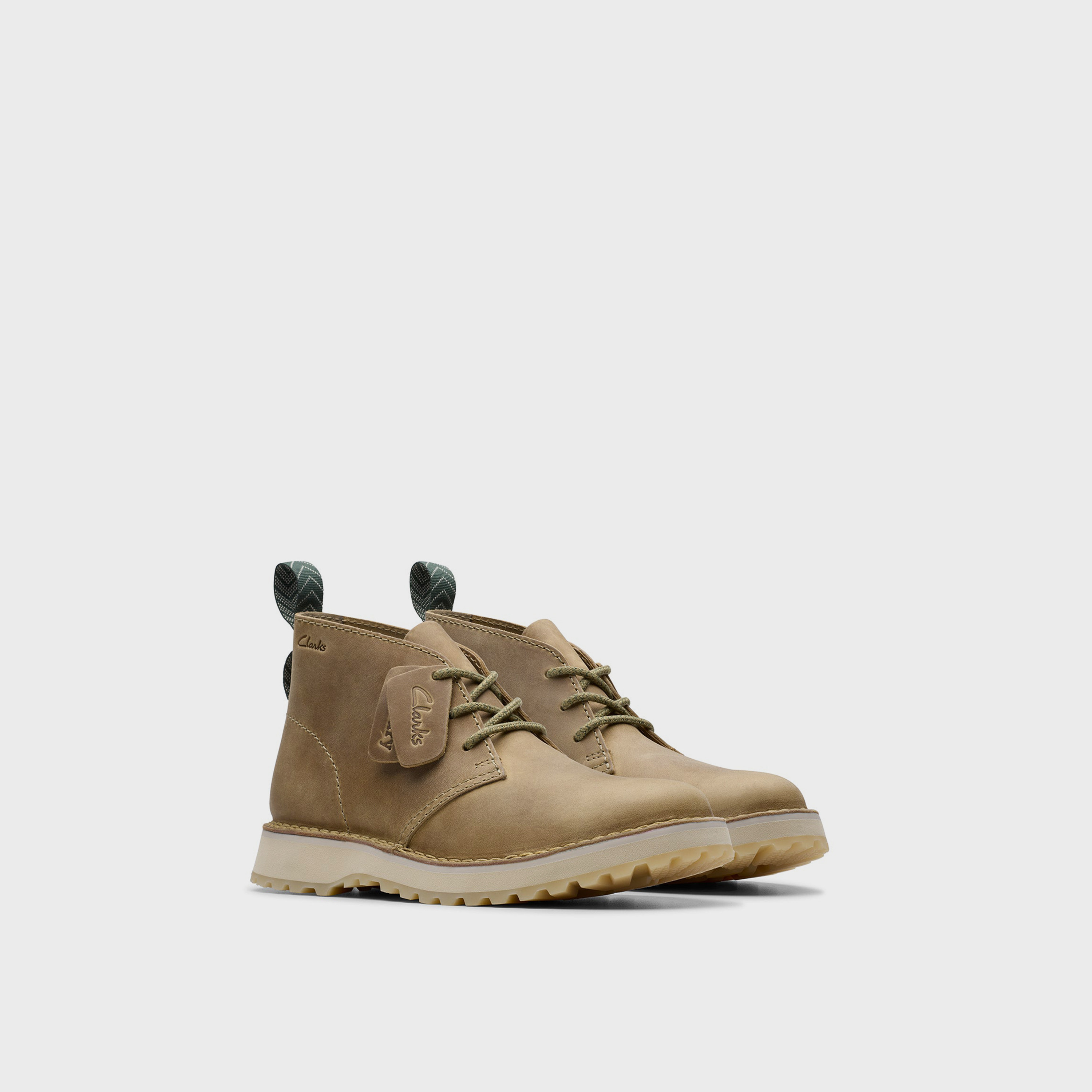 كلاركس- حذاء تشوكا برباط للرجال | 26178987-men-shoes-boots-image-1