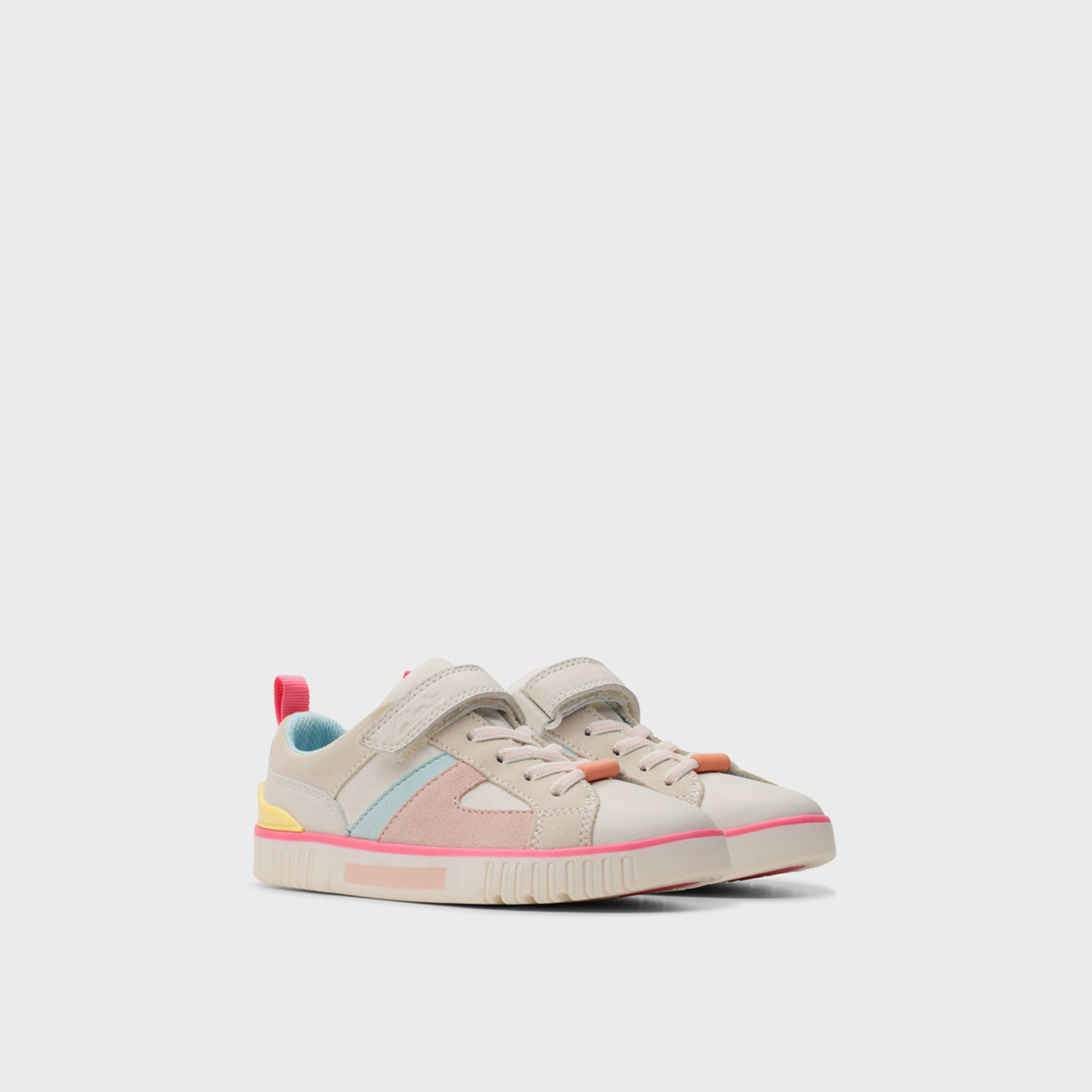 كلاركس- حذاء رياضي برباط للبنات | 26179052-girls-shoes-sneakers-image-1