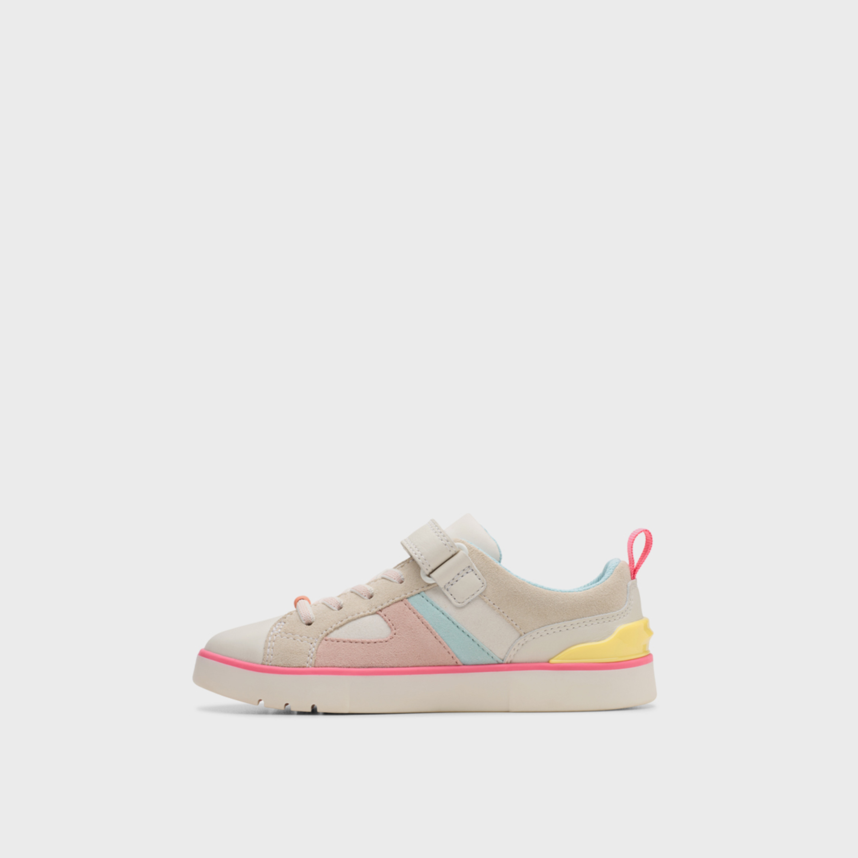 كلاركس- حذاء رياضي برباط للبنات | 26179052-girls-shoes-sneakers-image-2