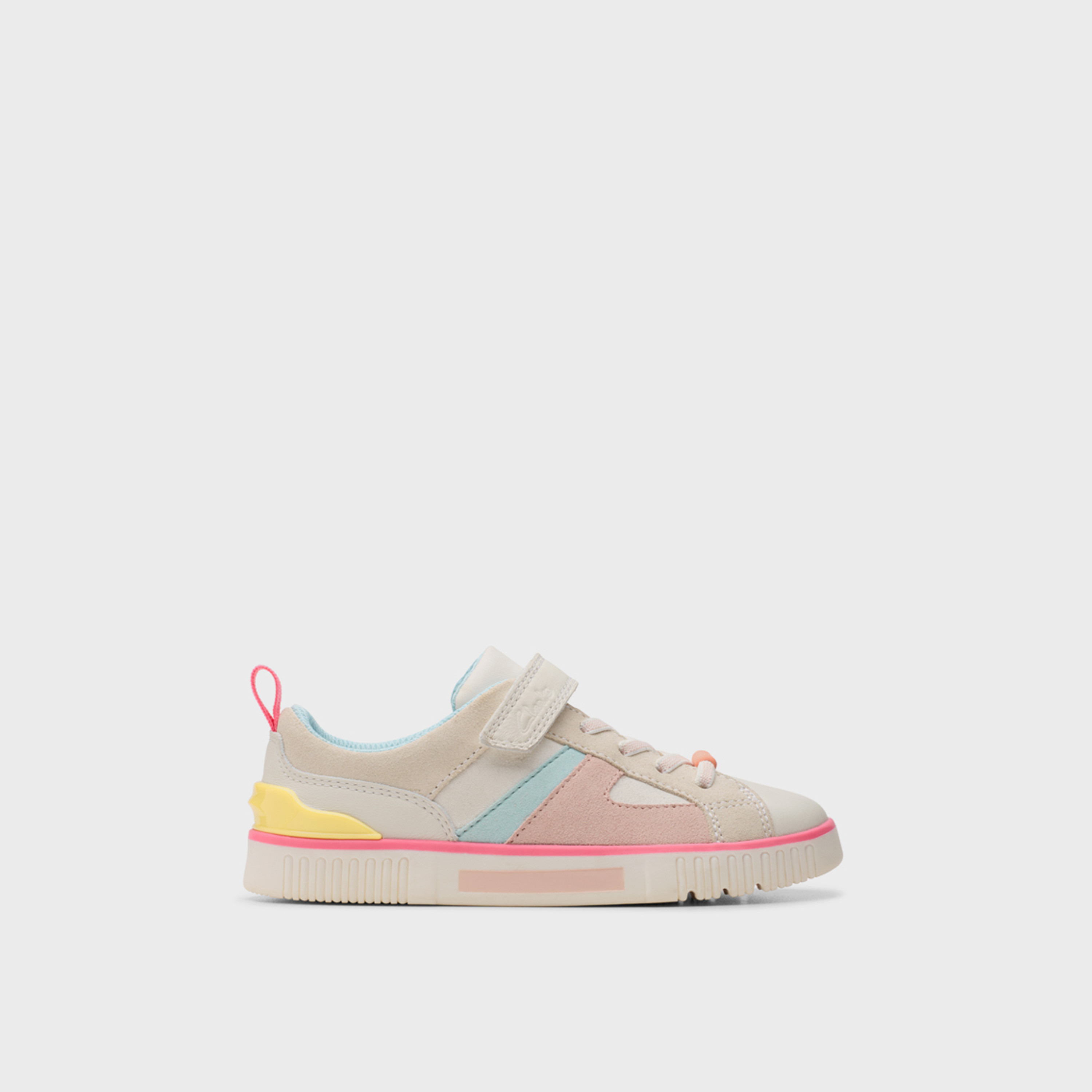 كلاركس- حذاء رياضي برباط للبنات | 26179052-girls-shoes-sneakers-image-3