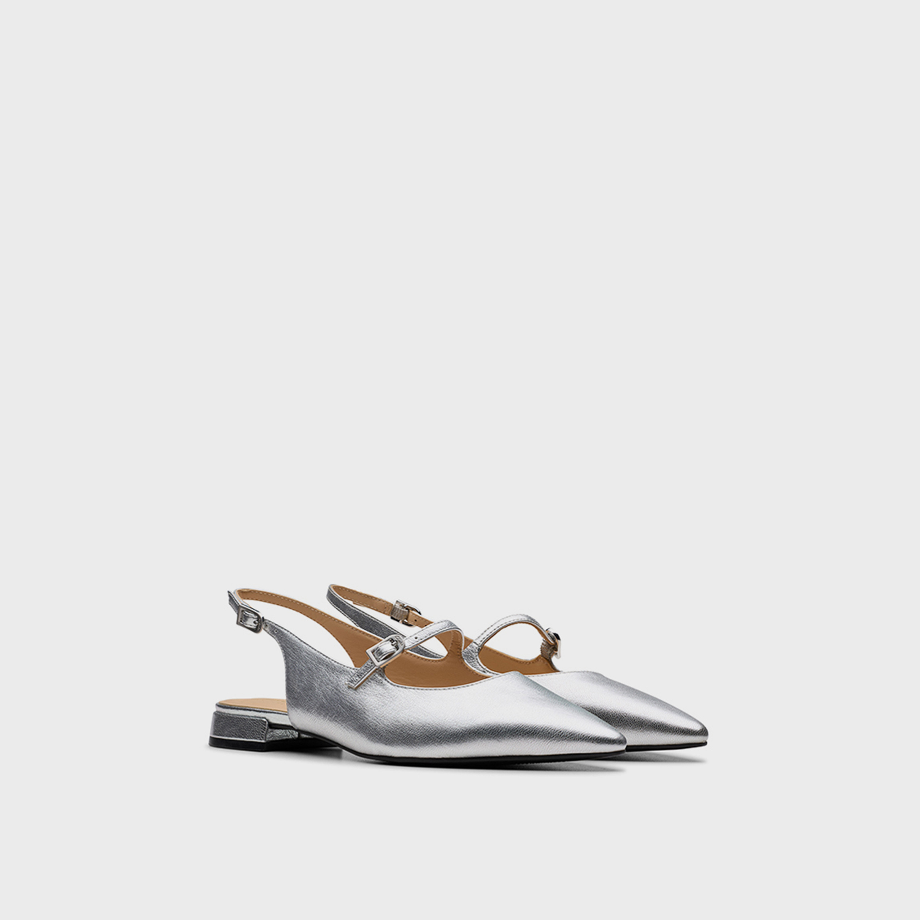 كلاركس- صندل للنساء حزام بإبزيم  | 26179295-women-shoes-sandals-flats-image-1