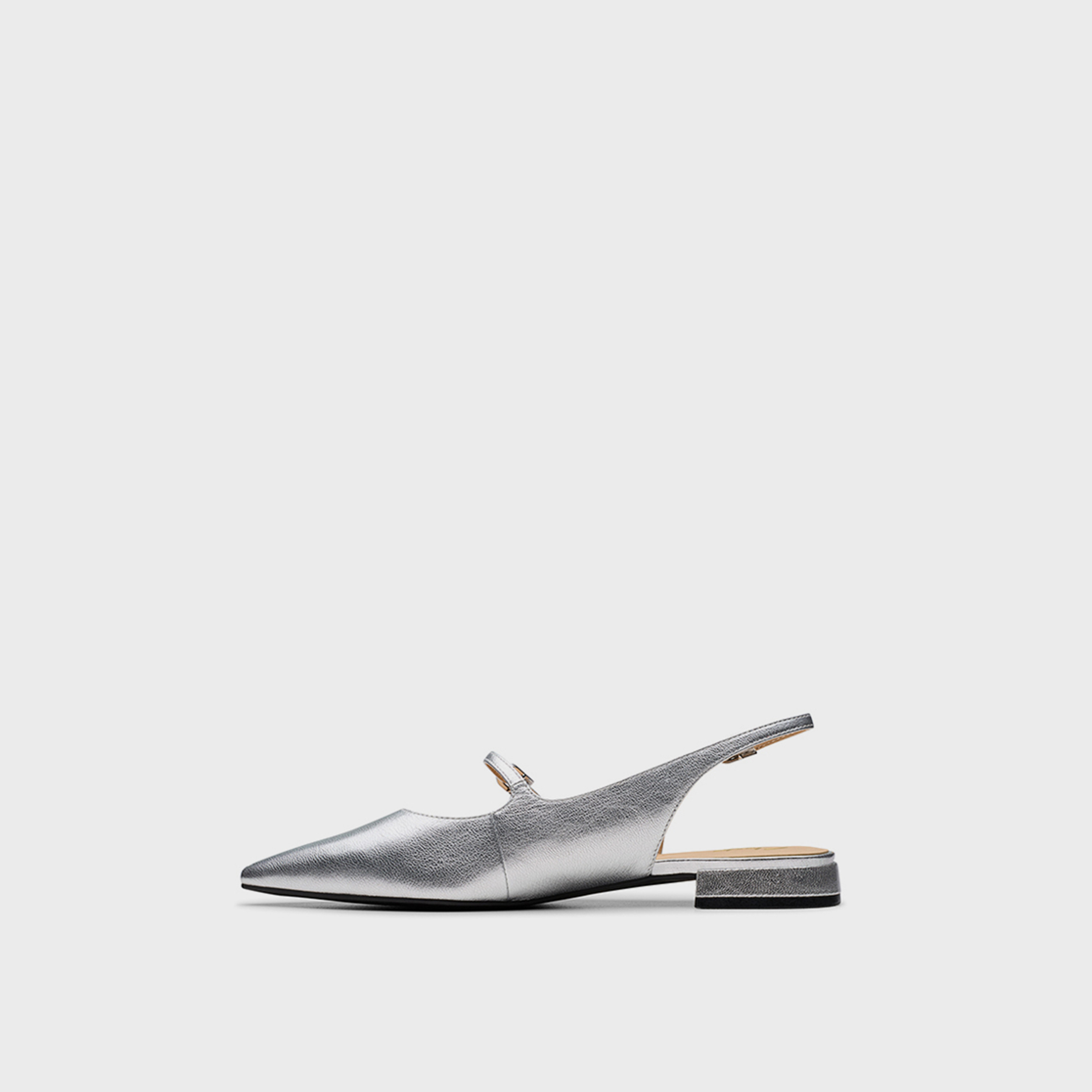 كلاركس- صندل للنساء حزام بإبزيم  | 26179295-women-shoes-sandals-flats-image-2