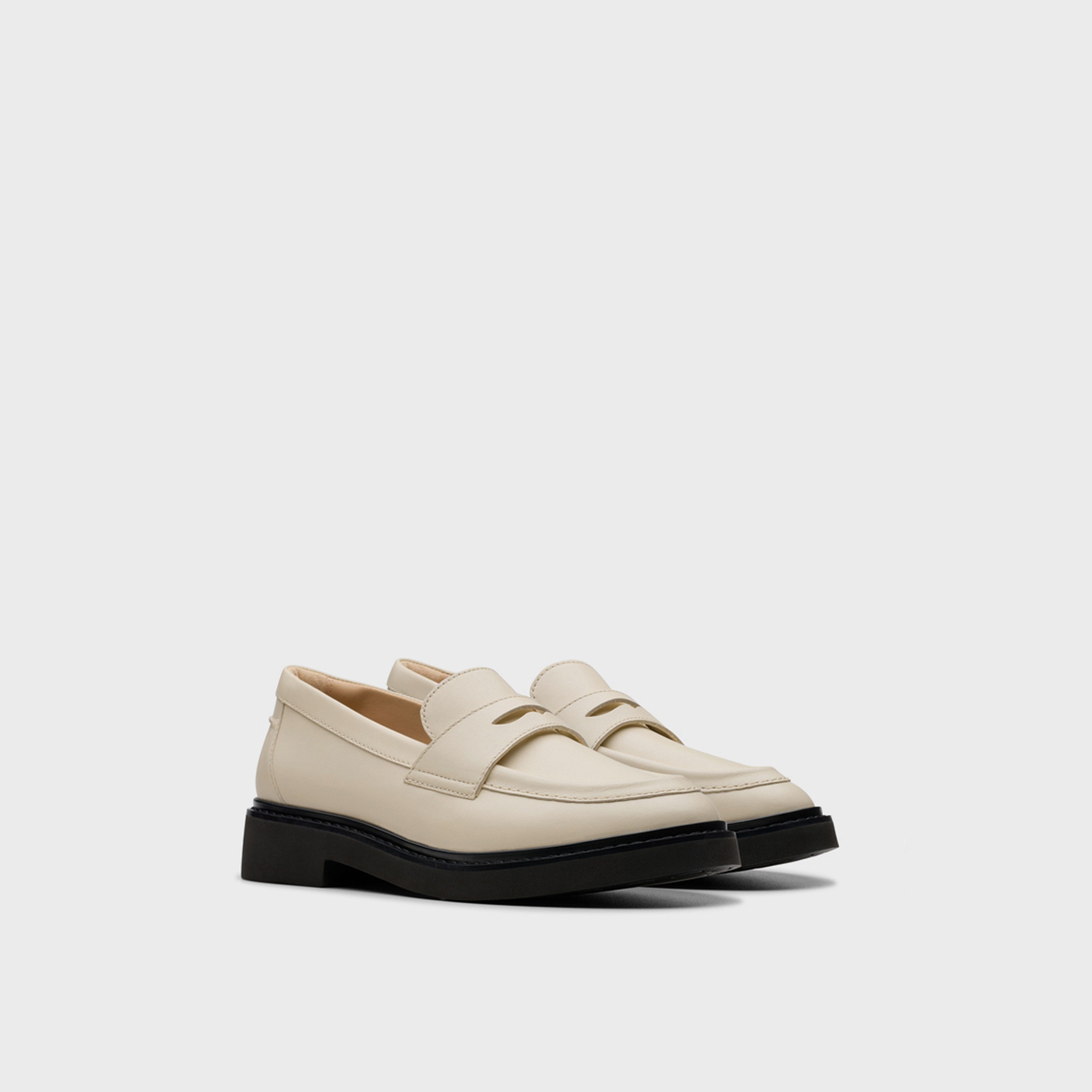 كلاركس- حذاء لوفر للنساء سهل الارتداء  | 26179542-women-shoes-flats-loafers-image-1