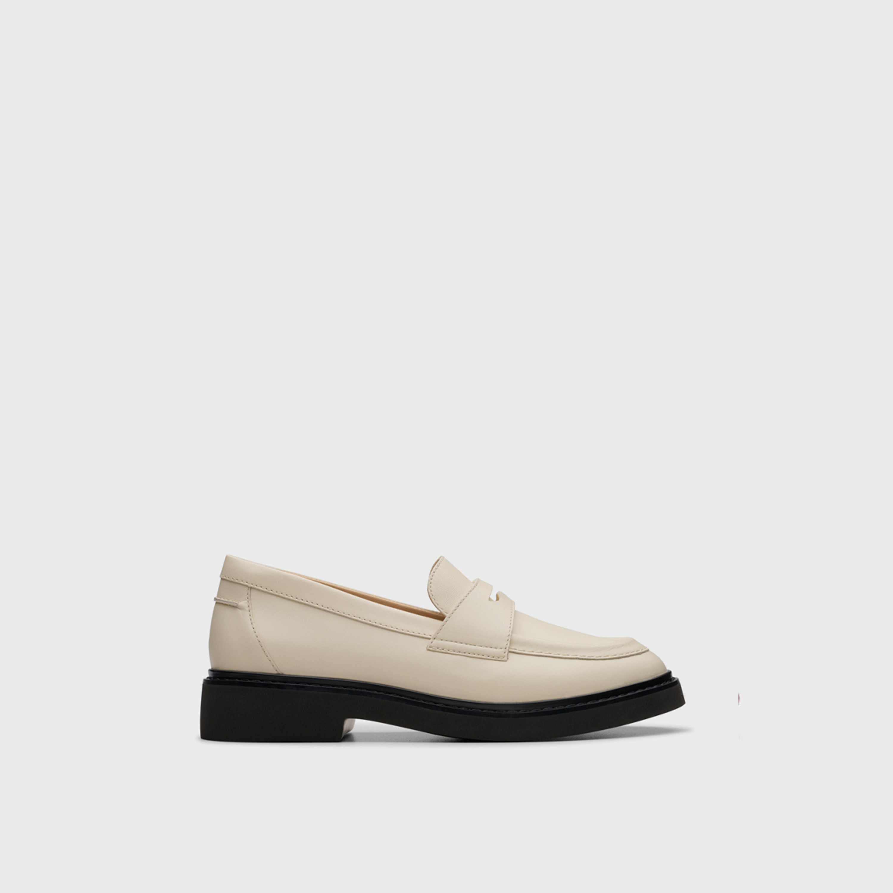 كلاركس- حذاء لوفر للنساء سهل الارتداء  | 26179542-women-shoes-flats-loafers-image-3