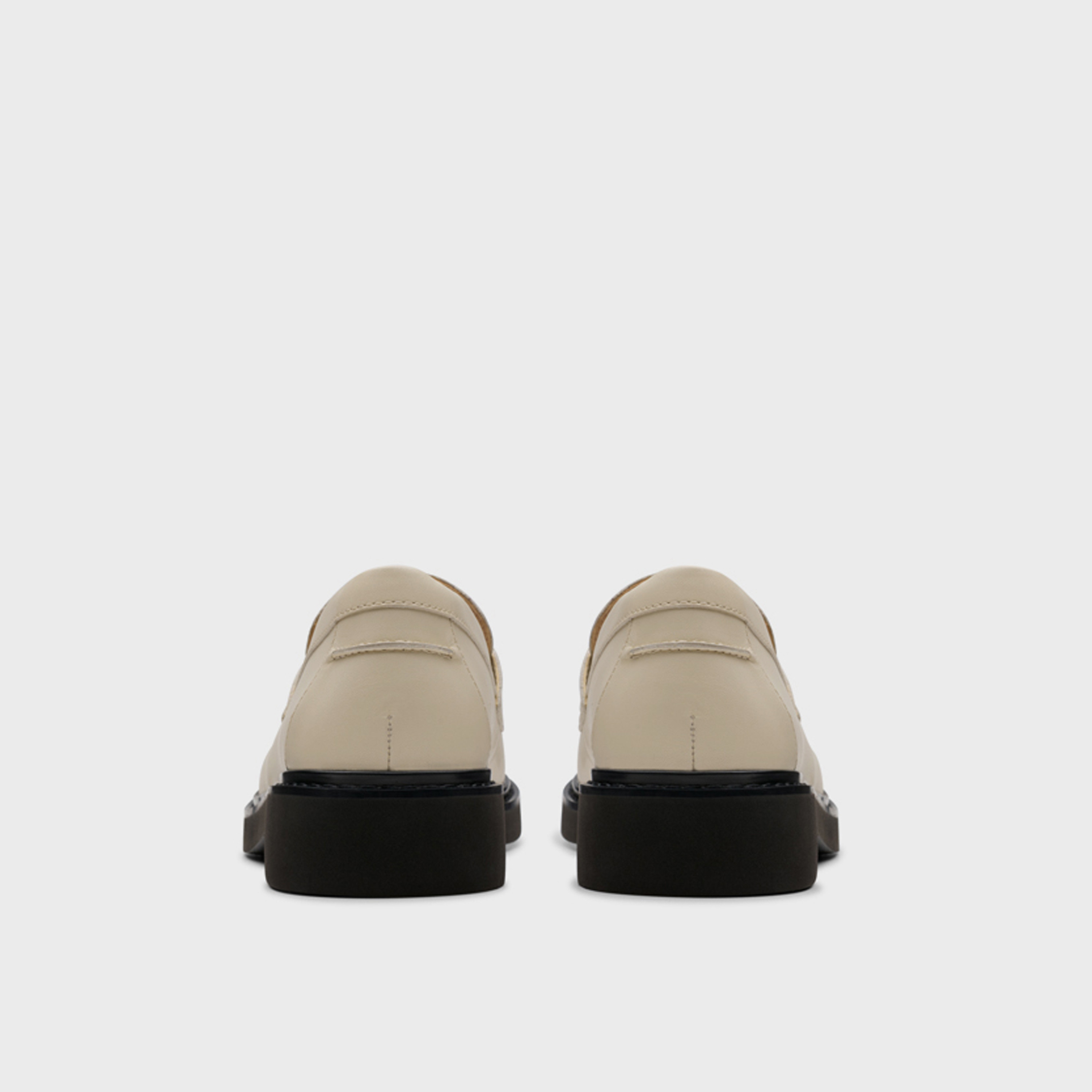 كلاركس- حذاء لوفر للنساء سهل الارتداء  | 26179542-women-shoes-flats-loafers-image-4