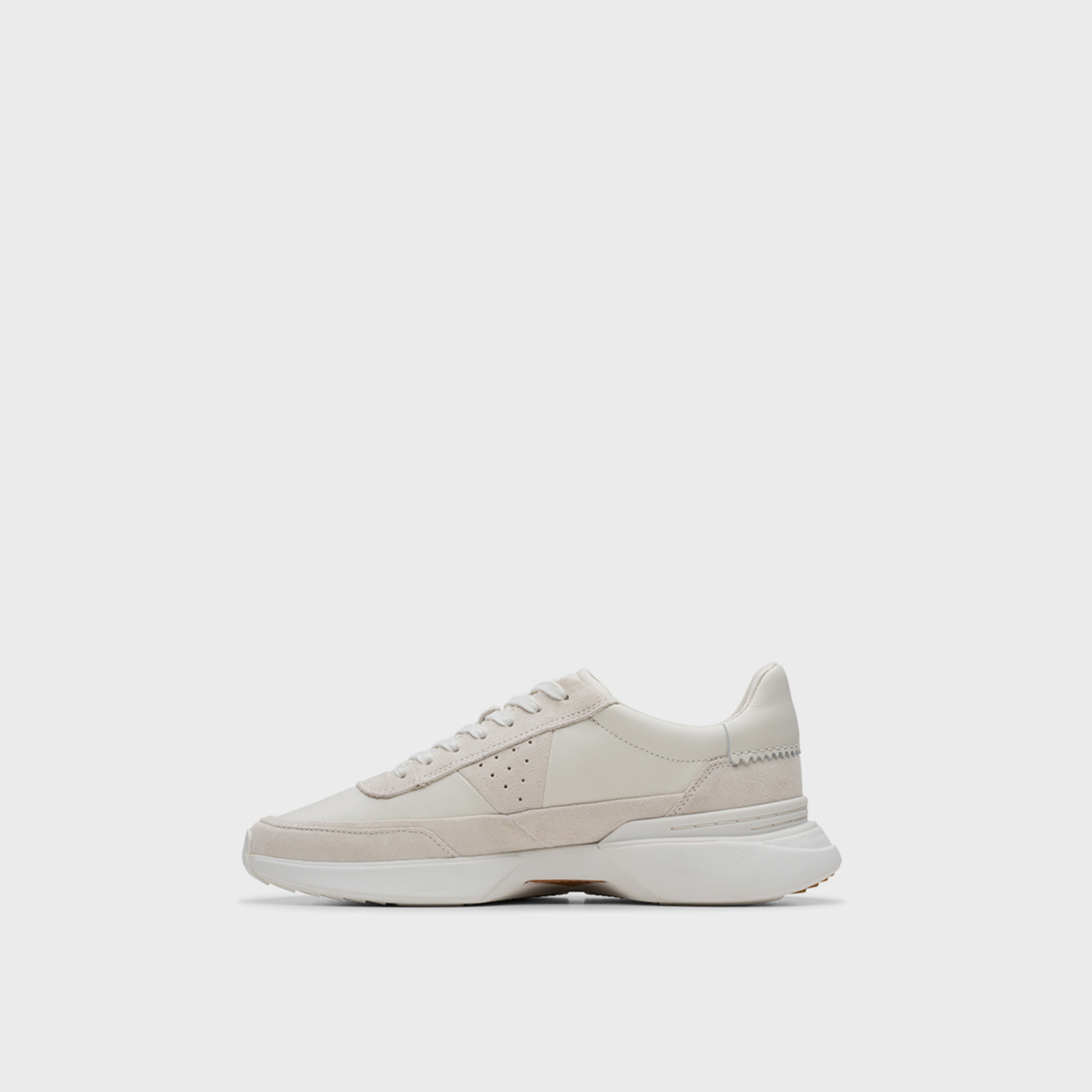 كلاركس- حذاء رياضي كاحل منخفض ورباط للرجال | 26179691-men-shoes-sneakers-image-2