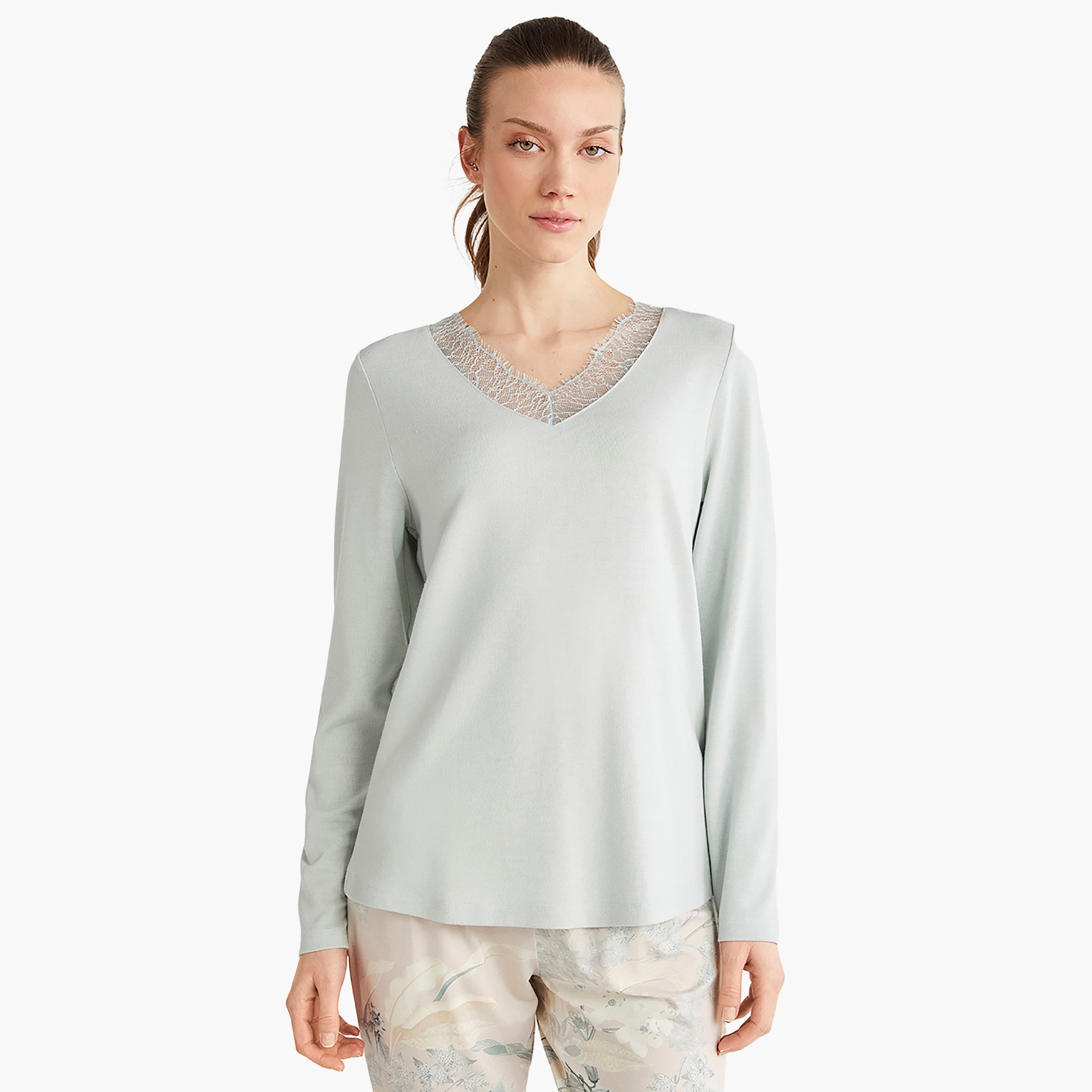 طقم بيجامة مع تي شيرت مطبوع وتفاصيل دانتيل وفتحة رقبة V وبيجامة نسائية من كاثرينز-women-clothing-nightwear-pyjamas-longsets-image-3