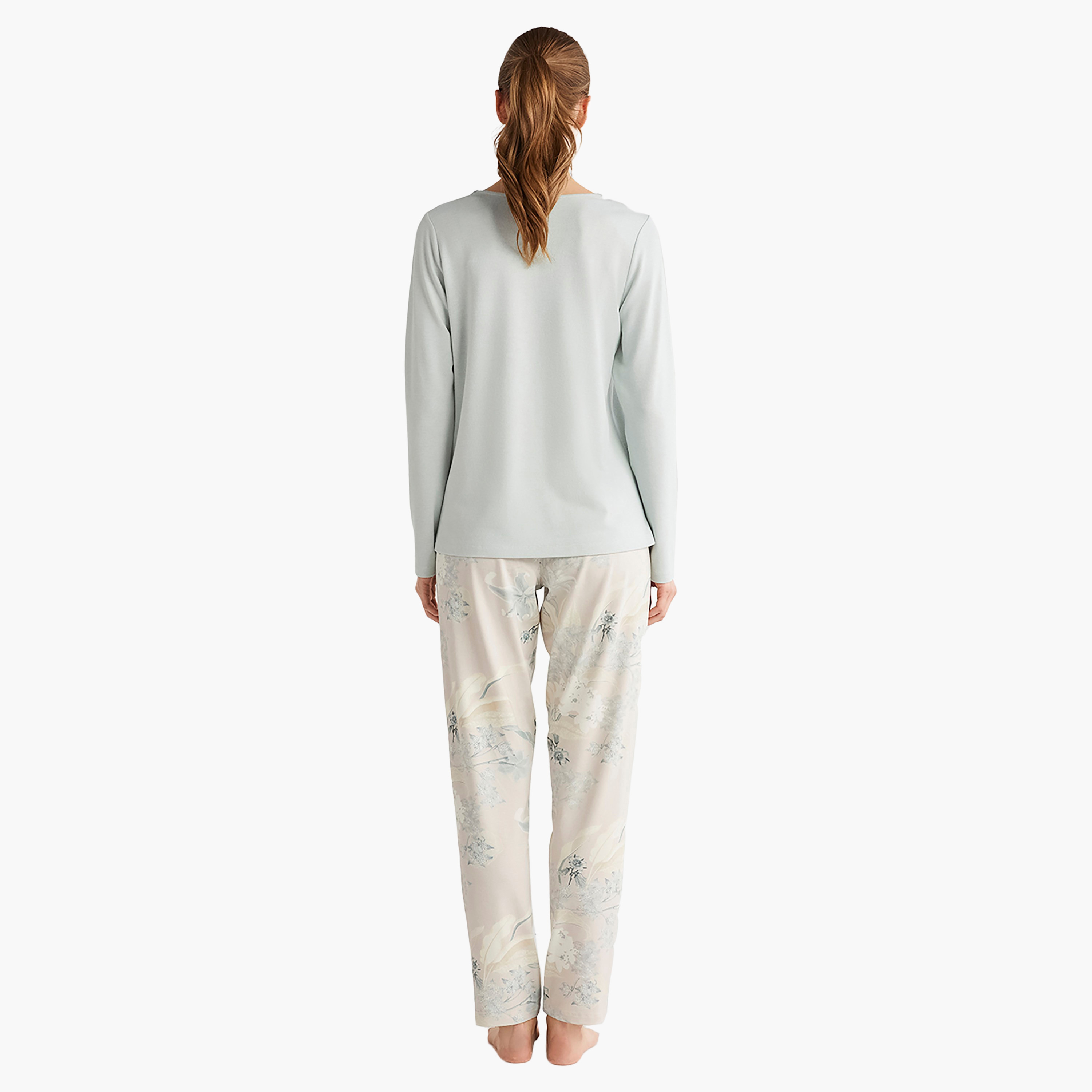 طقم بيجامة مع تي شيرت مطبوع وتفاصيل دانتيل وفتحة رقبة V وبيجامة نسائية من كاثرينز-women-clothing-nightwear-pyjamas-longsets-image-4