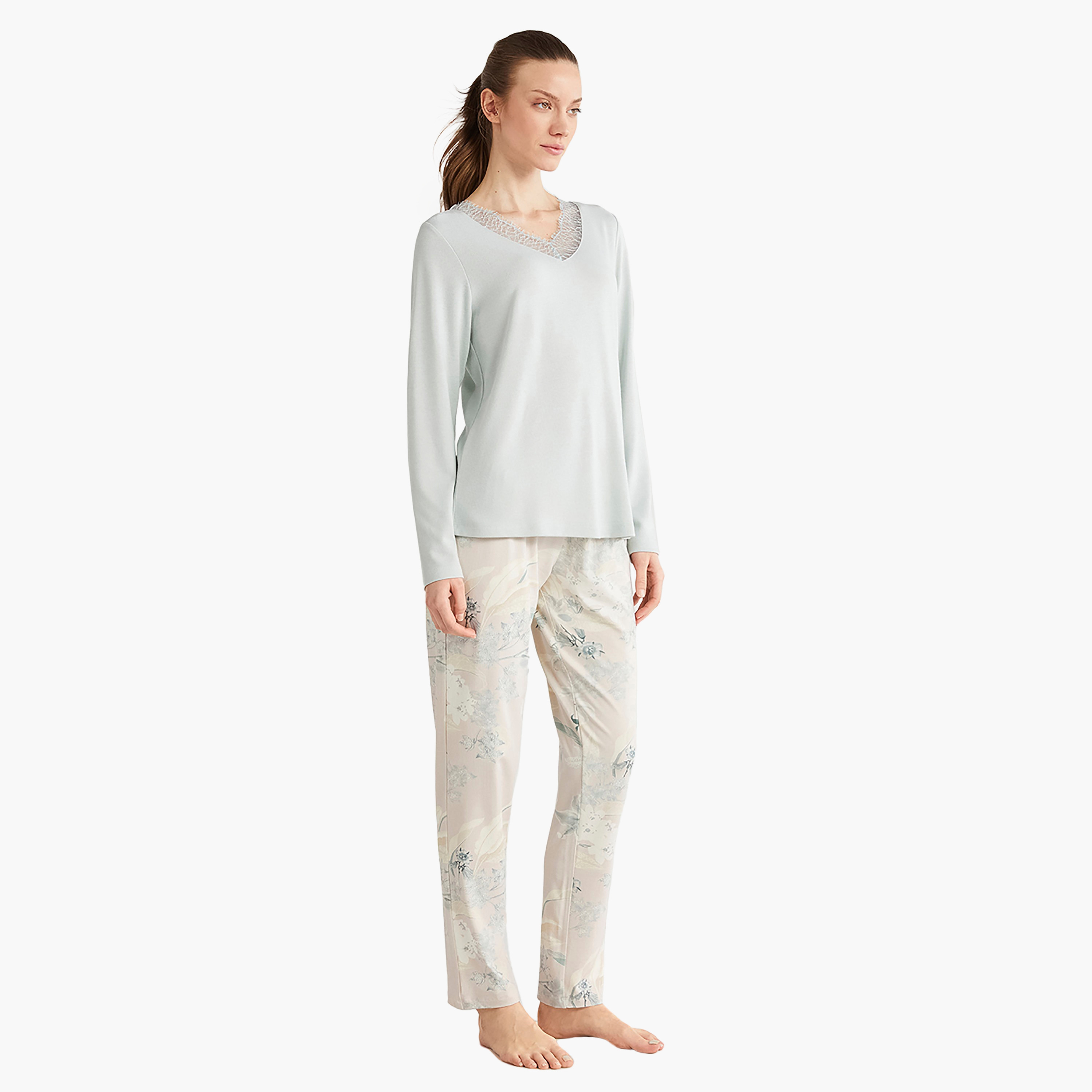 طقم بيجامة مع تي شيرت مطبوع وتفاصيل دانتيل وفتحة رقبة V وبيجامة نسائية من كاثرينز-women-clothing-nightwear-pyjamas-longsets-image-5