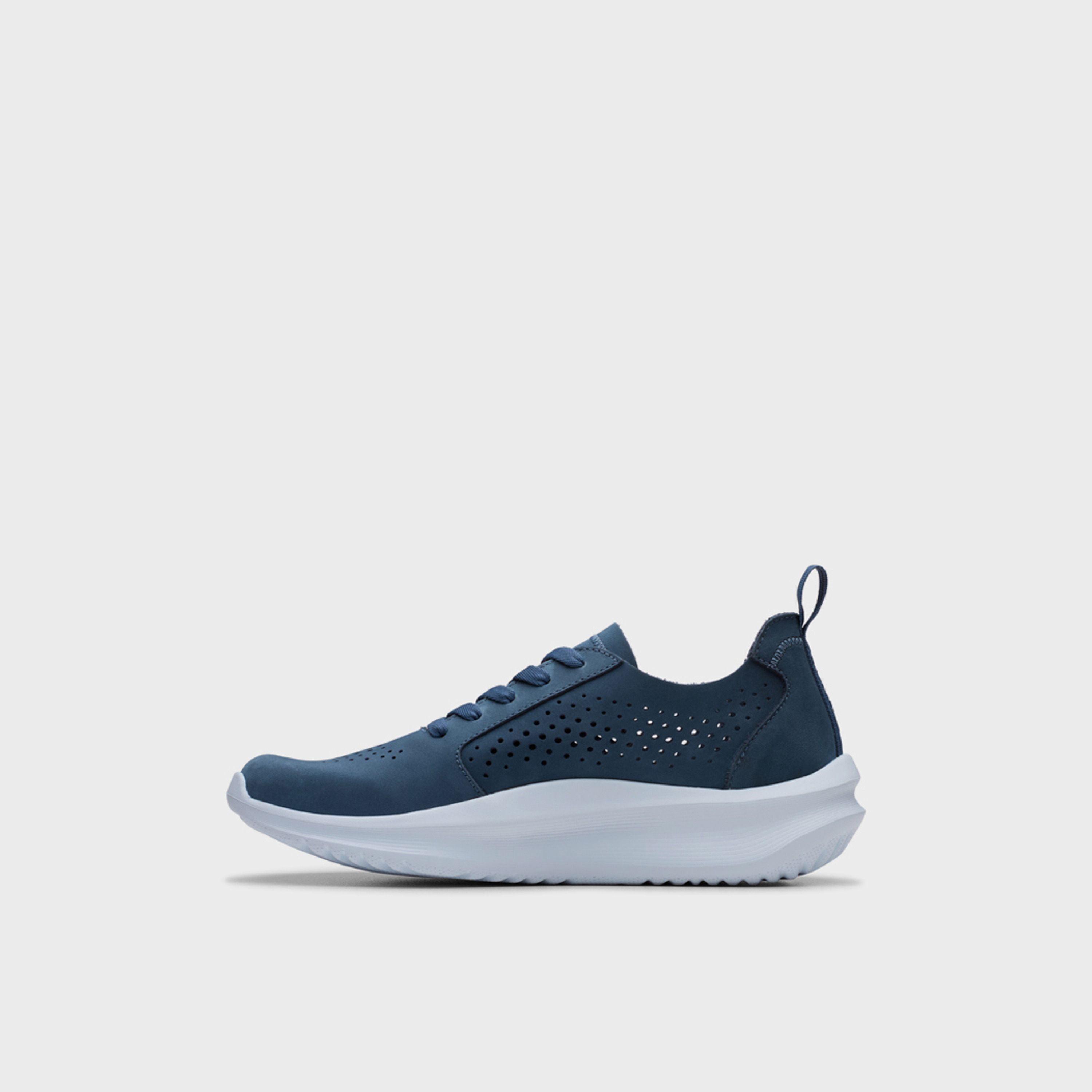 كلاركس - حذاء رياضي نسائي جلد النوبوك برباط كاحل منخفض | 26184287-women-shoes-sneakers-image-2