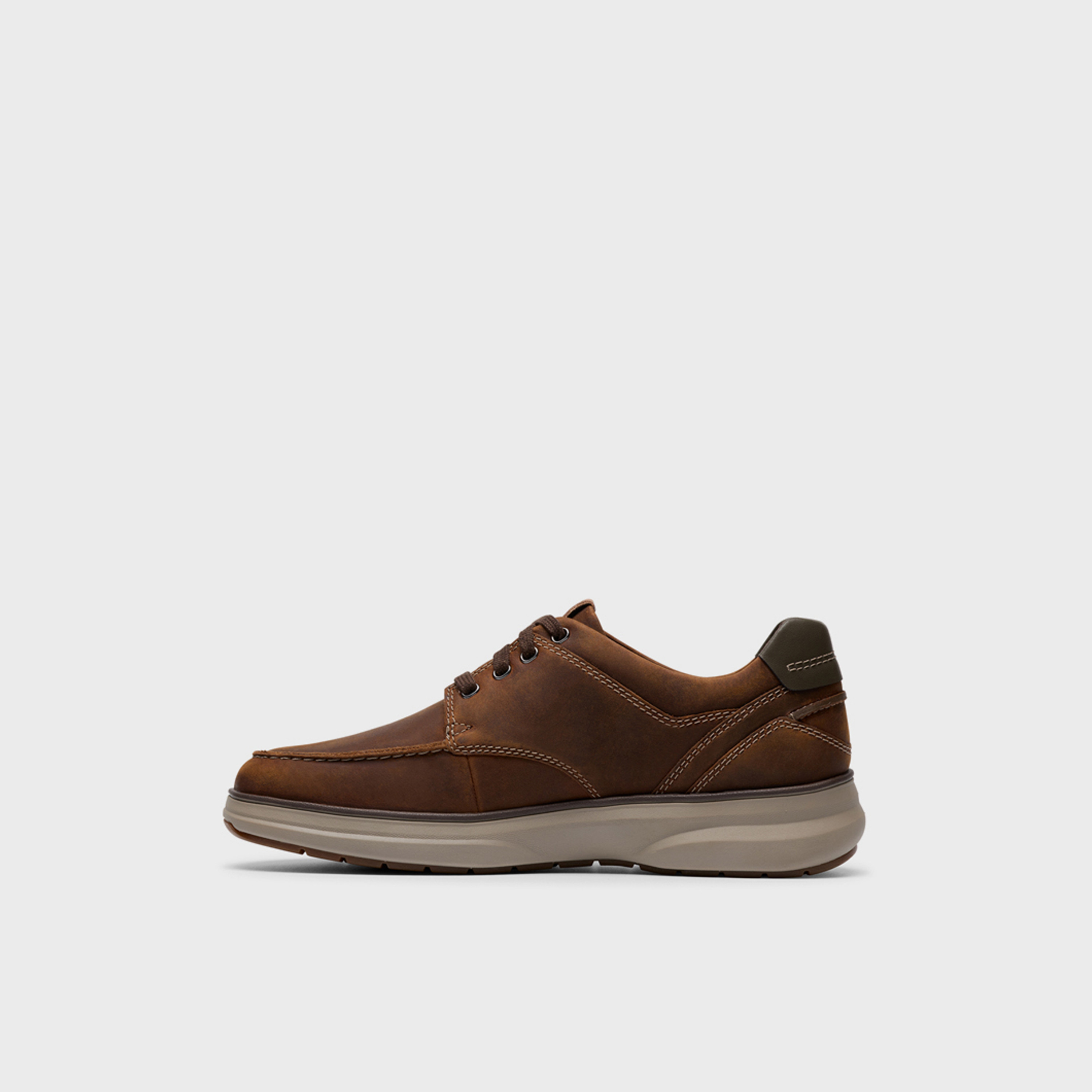 حذاء مولان موك للرجال من كلاركس، بنمط ربط الأربطة | 26184427-men-shoes-loafersandmoccasins-image-3