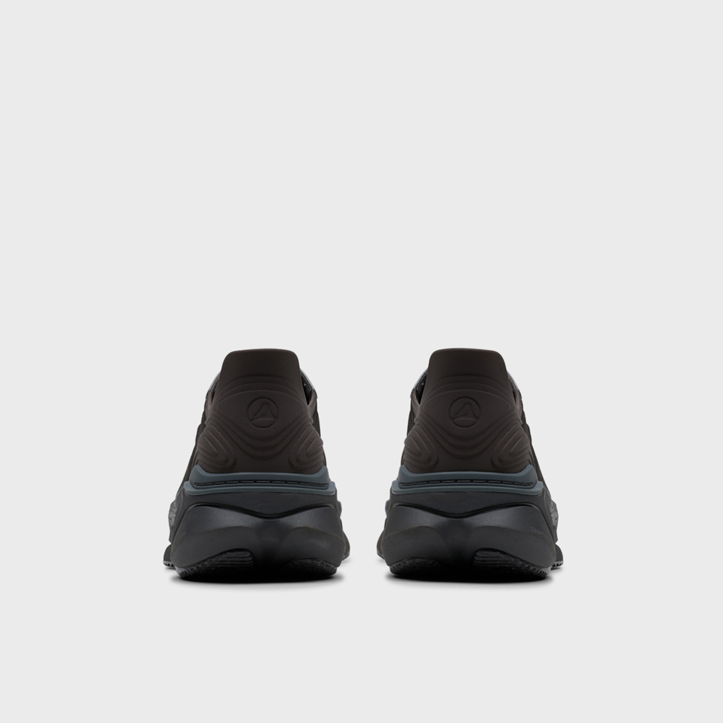 أحذية المشي الرجالية برباط من كلاركس | 26184667-men-shoes-sneakers-image-5
