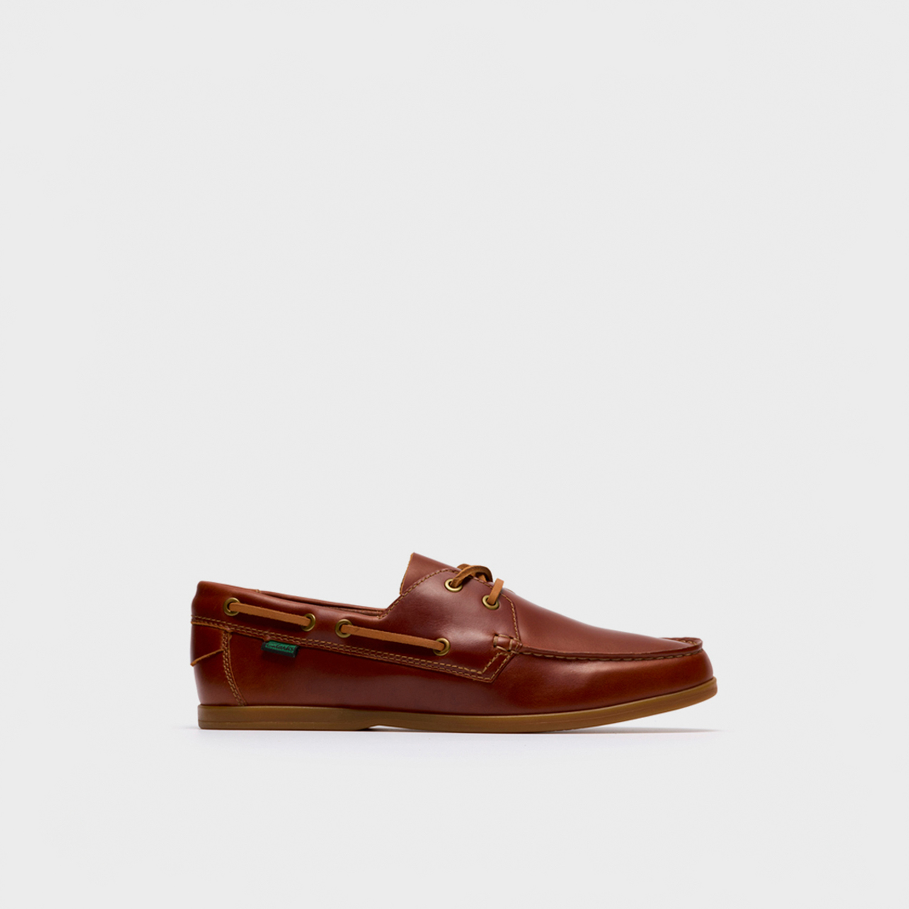 حذاء قارب رجالي من ماركة Clarks بنمط Charmouth ورباط | 26186434-men-shoes-loafersandmoccasins-image-2