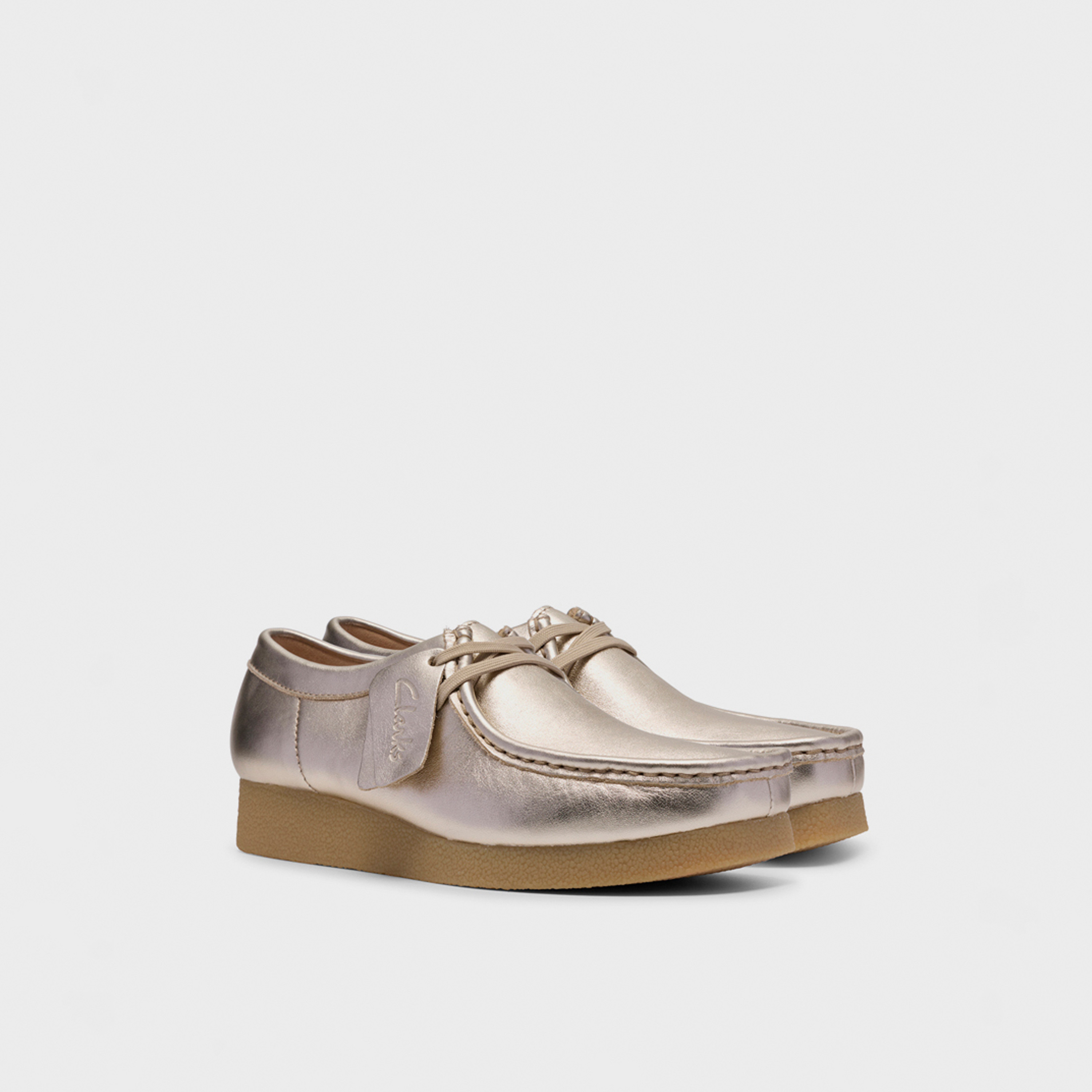 حذاء قارب مسطح للنساء من ماركة Clarks بنمط Wallabee EVOSh ورباط | 26186599-women-shoes-loafersandmoccasins-image-1