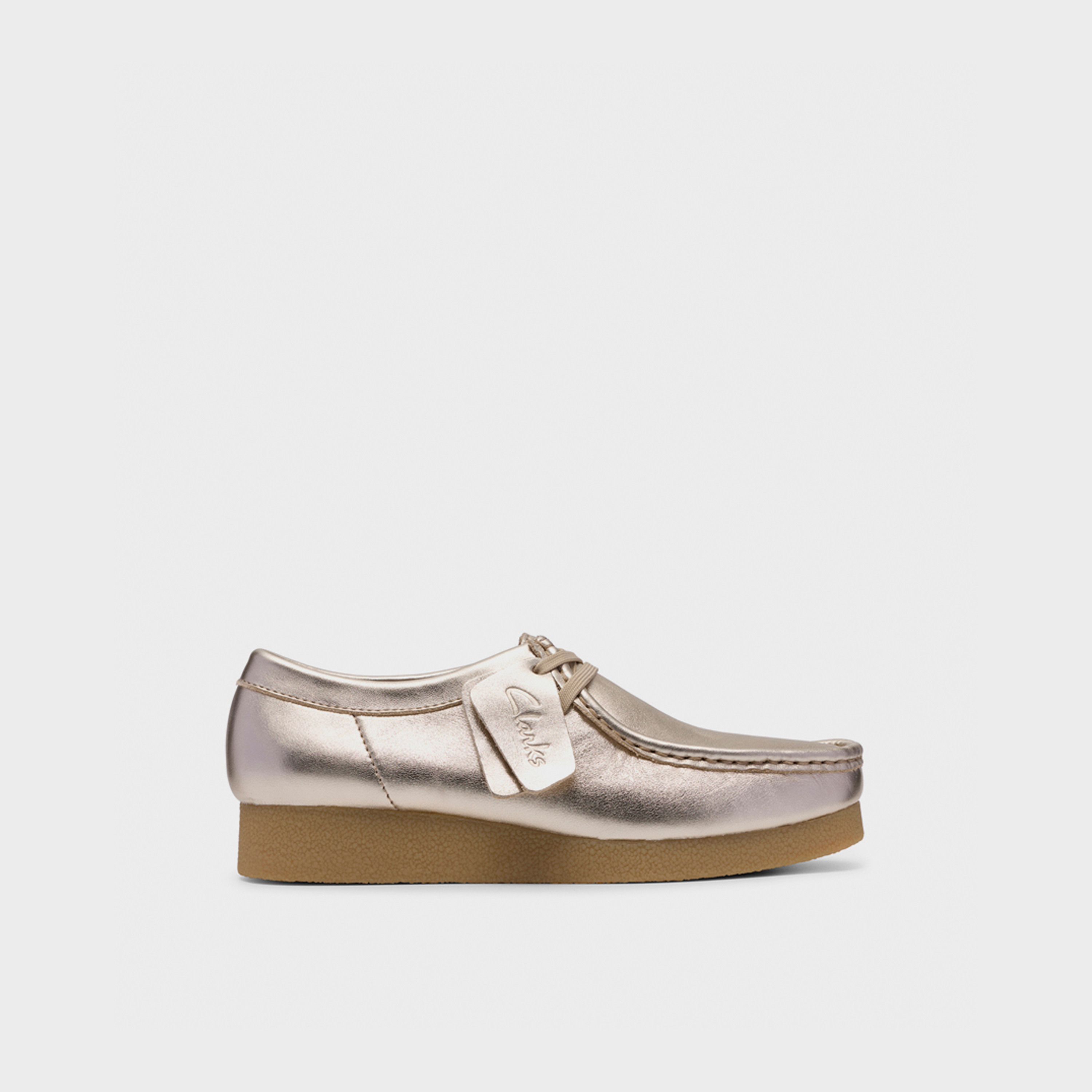 حذاء قارب مسطح للنساء من ماركة Clarks بنمط Wallabee EVOSh ورباط | 26186599-women-shoes-loafersandmoccasins-image-2